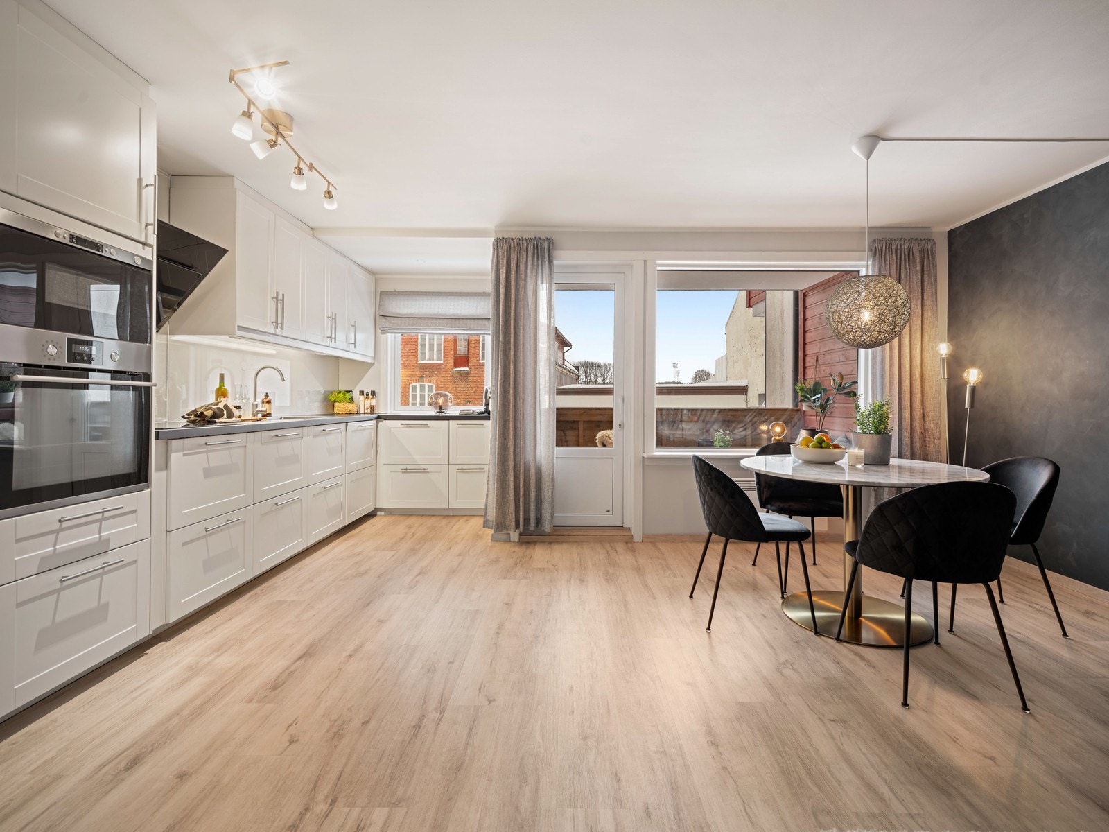 Leiligheten har en åpen stue- og kjøkkenløsning som gir en romslig og luftig følelse. Galleribilde