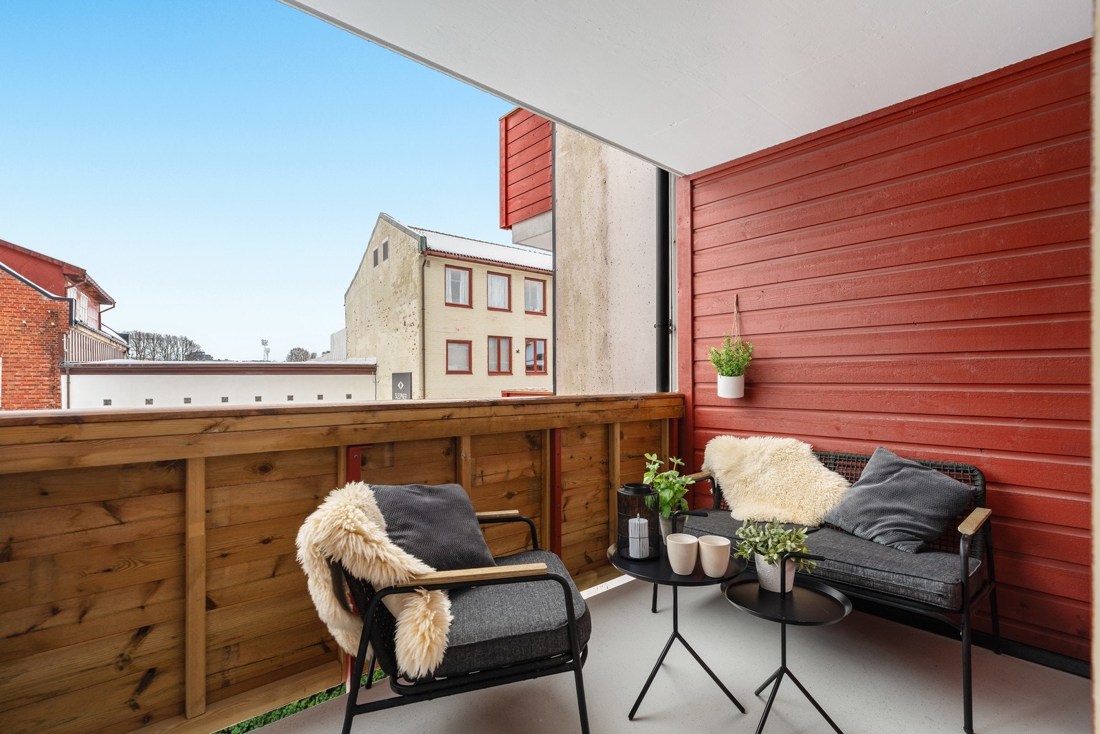 Fra stuen er det utgang til en overbygd østvendt balkong. Galleribilde