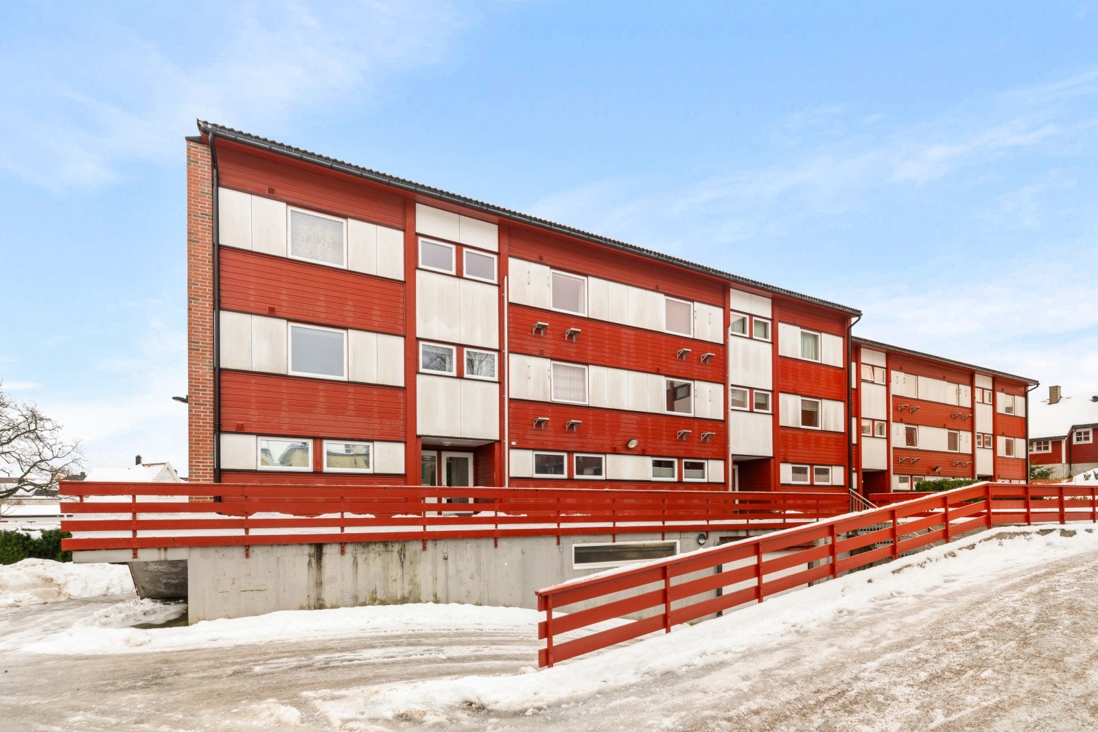 Leiligheten ligger i byggets 2. etasje, og holder en gjennomgående standard i et bygg fra 1982. Galleribilde