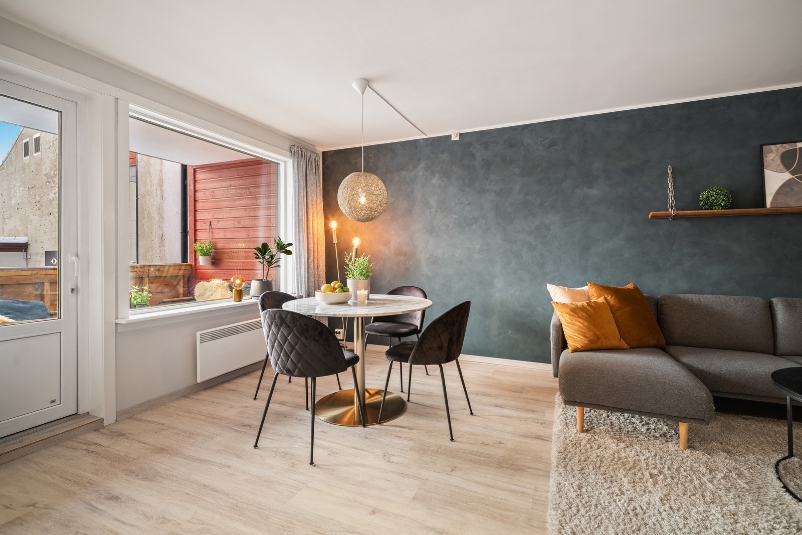 De store vindusflatene sørger for godt med naturlig lys, noe som skaper en god atmosfære. Galleribilde