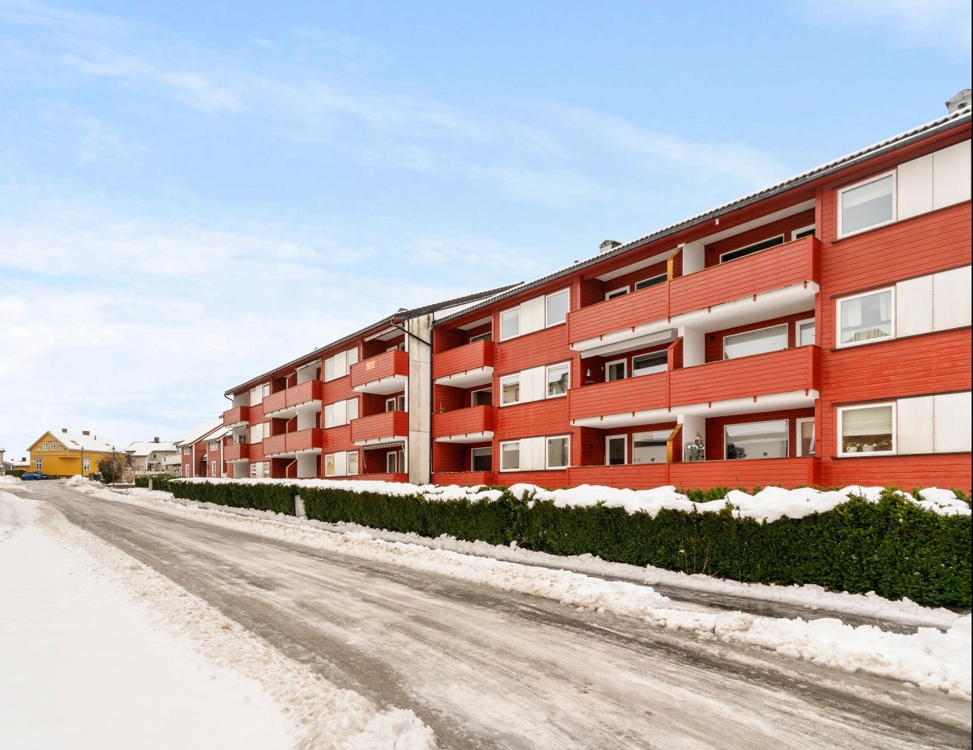 Her bor du sentralt med gangavstand til dagligvare, apotek, offentlig kommunikasjon, skoler og barnehager. Galleribilde