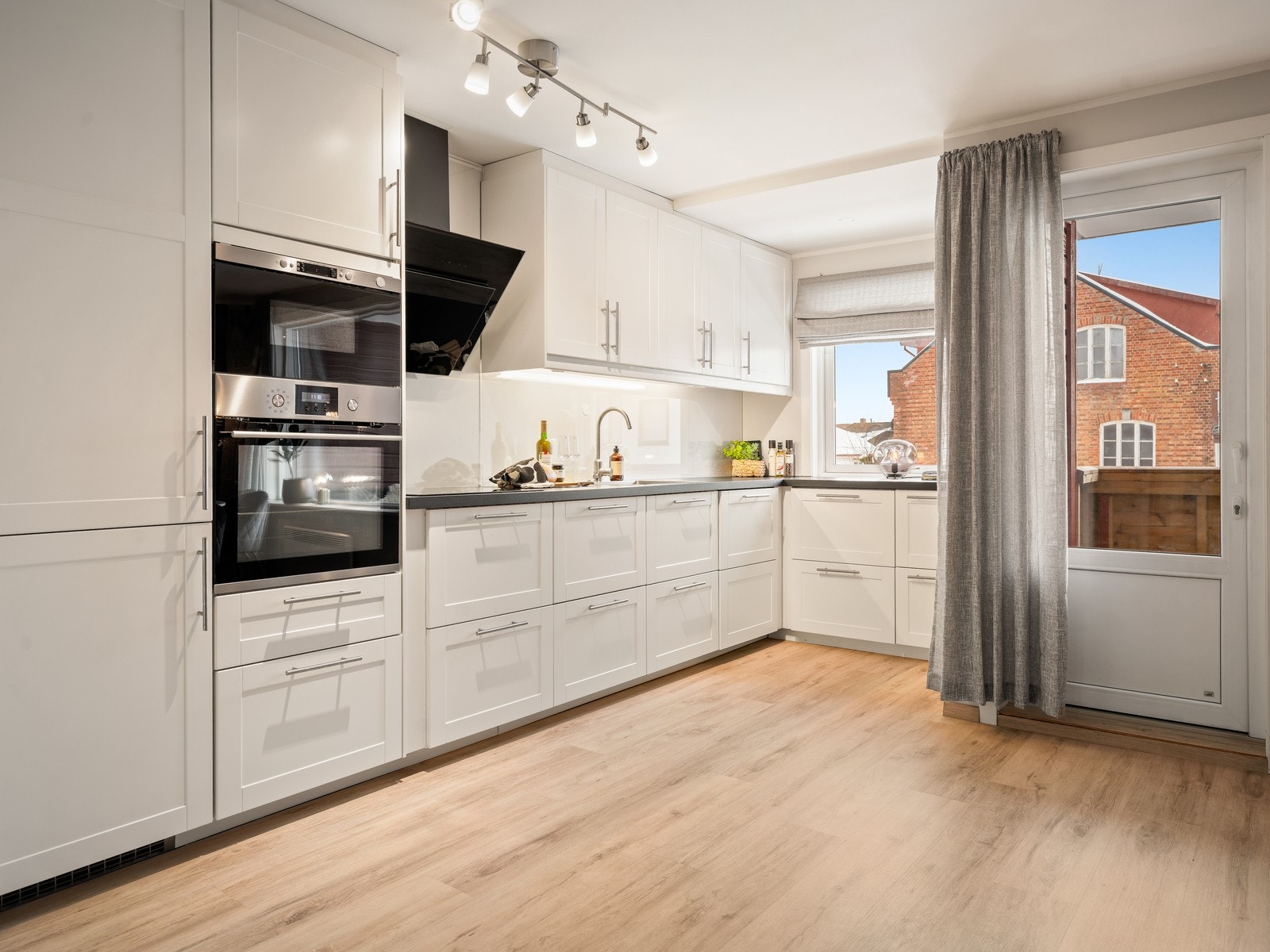 Kjøkkenet er godt utstyrt med integrerte hvitevarer bestående av kjøl/fryseskap, oppvaskmaskin, komfyr, induksjonstopp og micro. Galleribilde