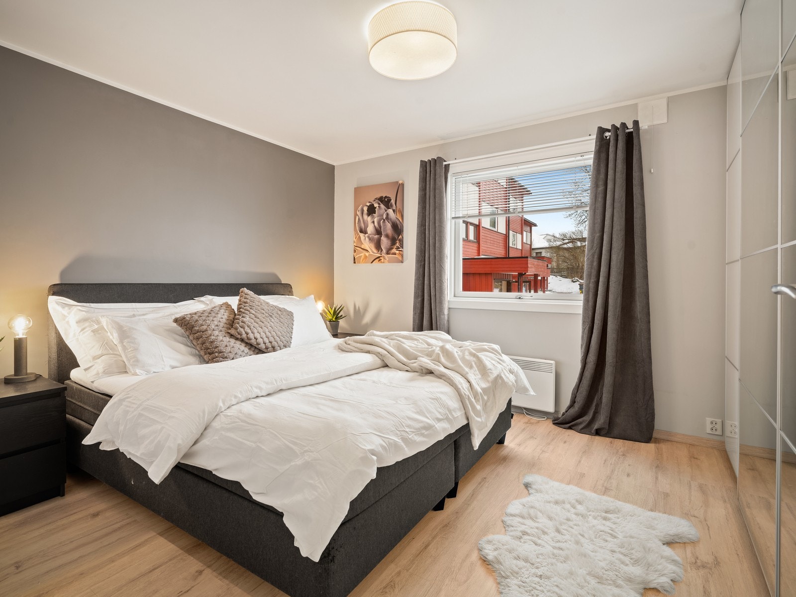 Hovedsoverommet har god plass til stor seng, nattbord og garderobeløsning. Det er montert en romslig garderobe som gir godt med oppbevaringsplass til klær og øvrig. Galleribilde