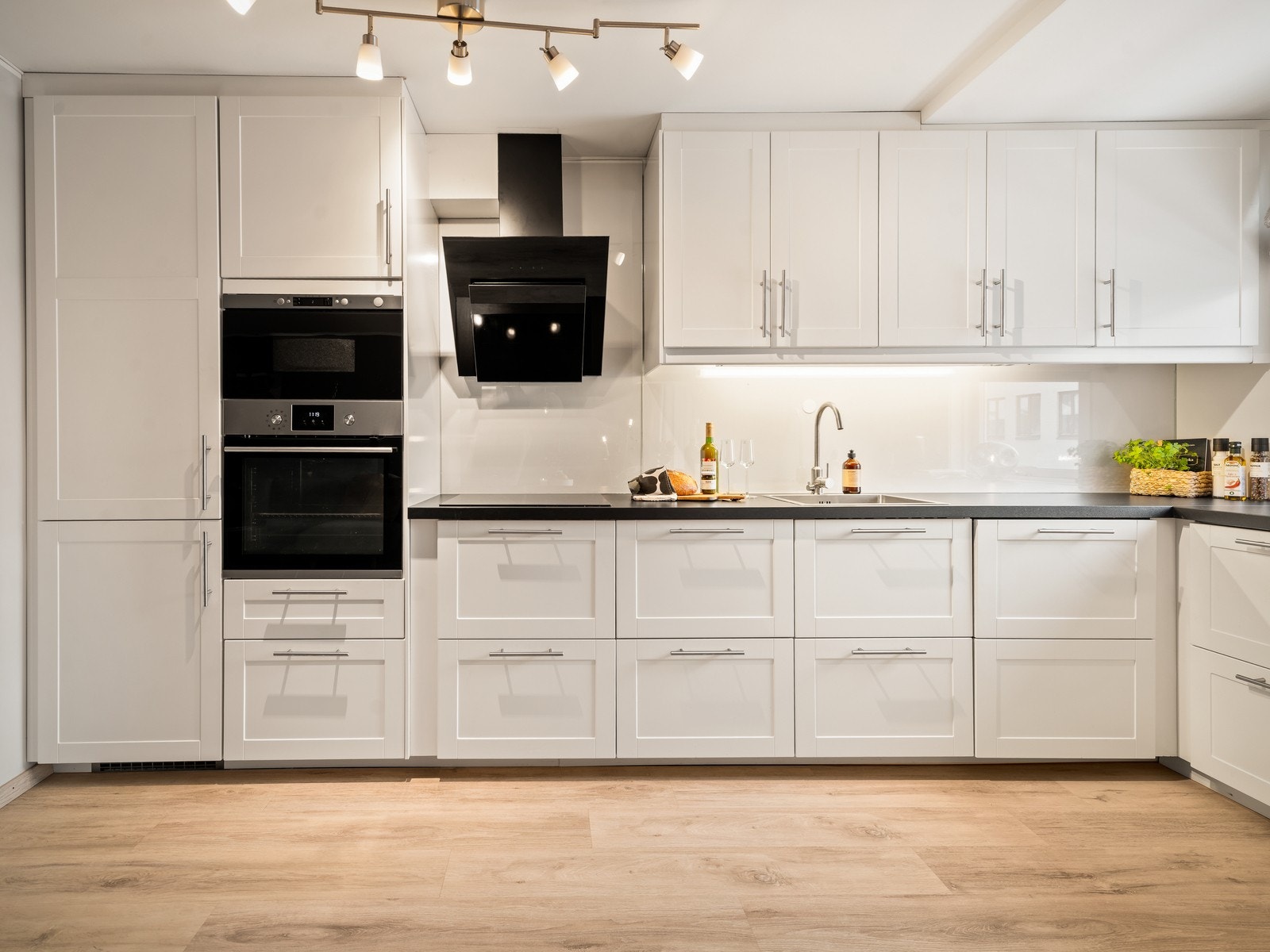 Kjøkkeninnredningen fra 2016 har lyse, profilerte fronter og benkeplate av laminat, samt romslige skap og praktiske skuffer som gir svært god oppbevaringsplass. Galleribilde