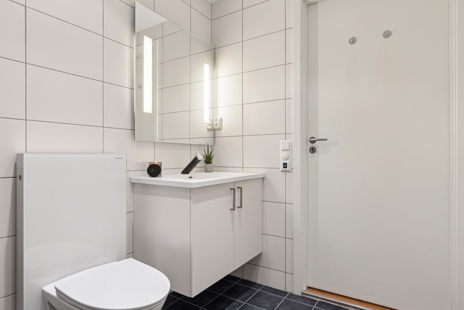 Badet har blant annet vegghengt toalett. Galleribilde