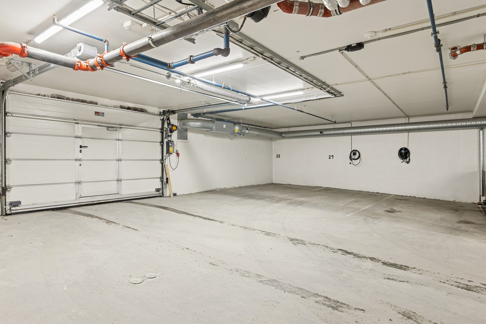 Det medfølger egen parkeringsplass i oppvarmet garasjeanlegg. Parkeringskjelleren ligger i et av nabobyggene. Galleribilde