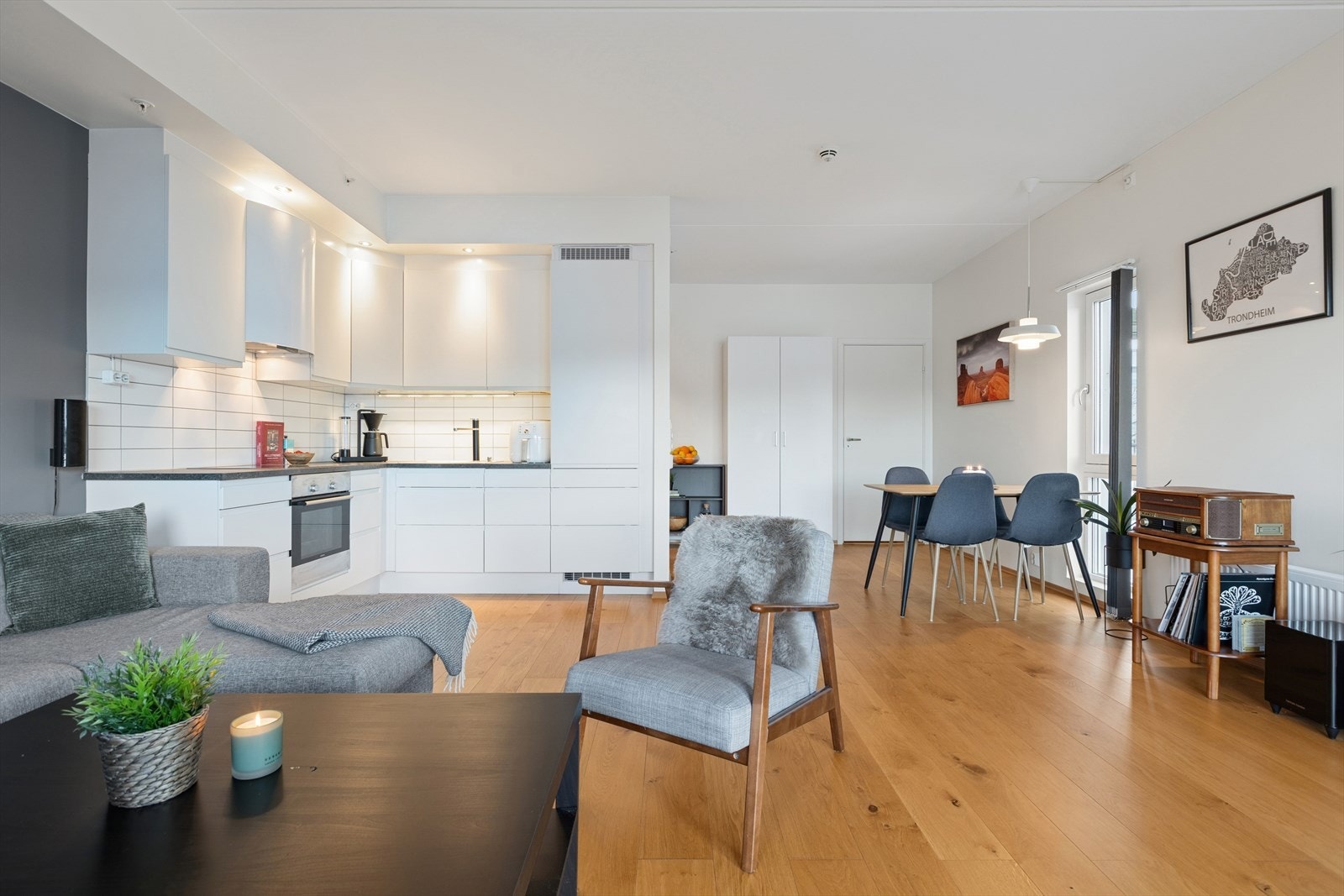 Velkommen til Alv Schiefloes veg 37 - En romslig og moderne 2-roms leilighet med endebeliggenhet. Alle moderne fasiliteter som heis, parkeringskjeller, fjernvarme og sørvestvendt veranda. Galleribilde