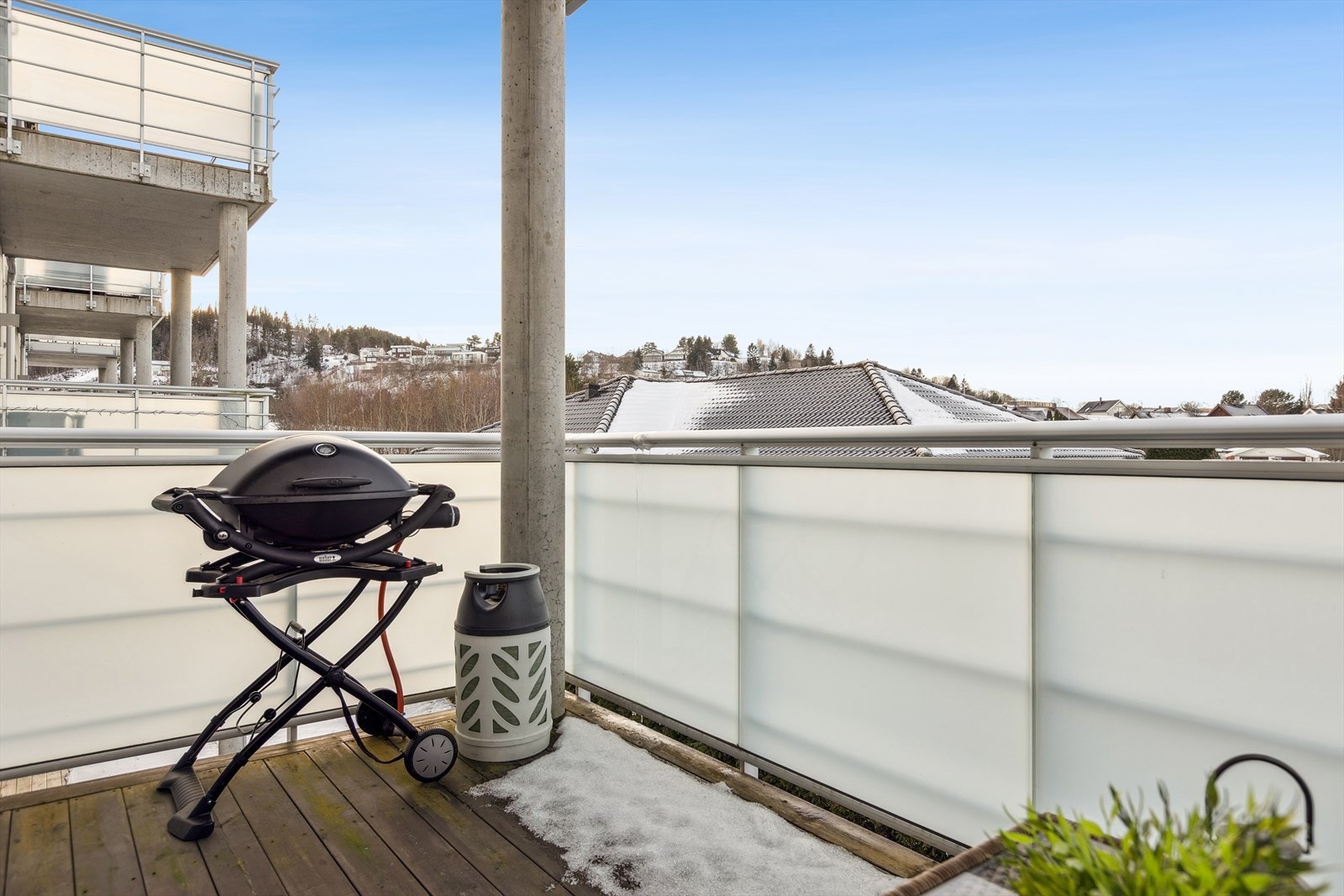 På verandaen kan man usjenert nyte solen til langt på kveld. Galleribilde