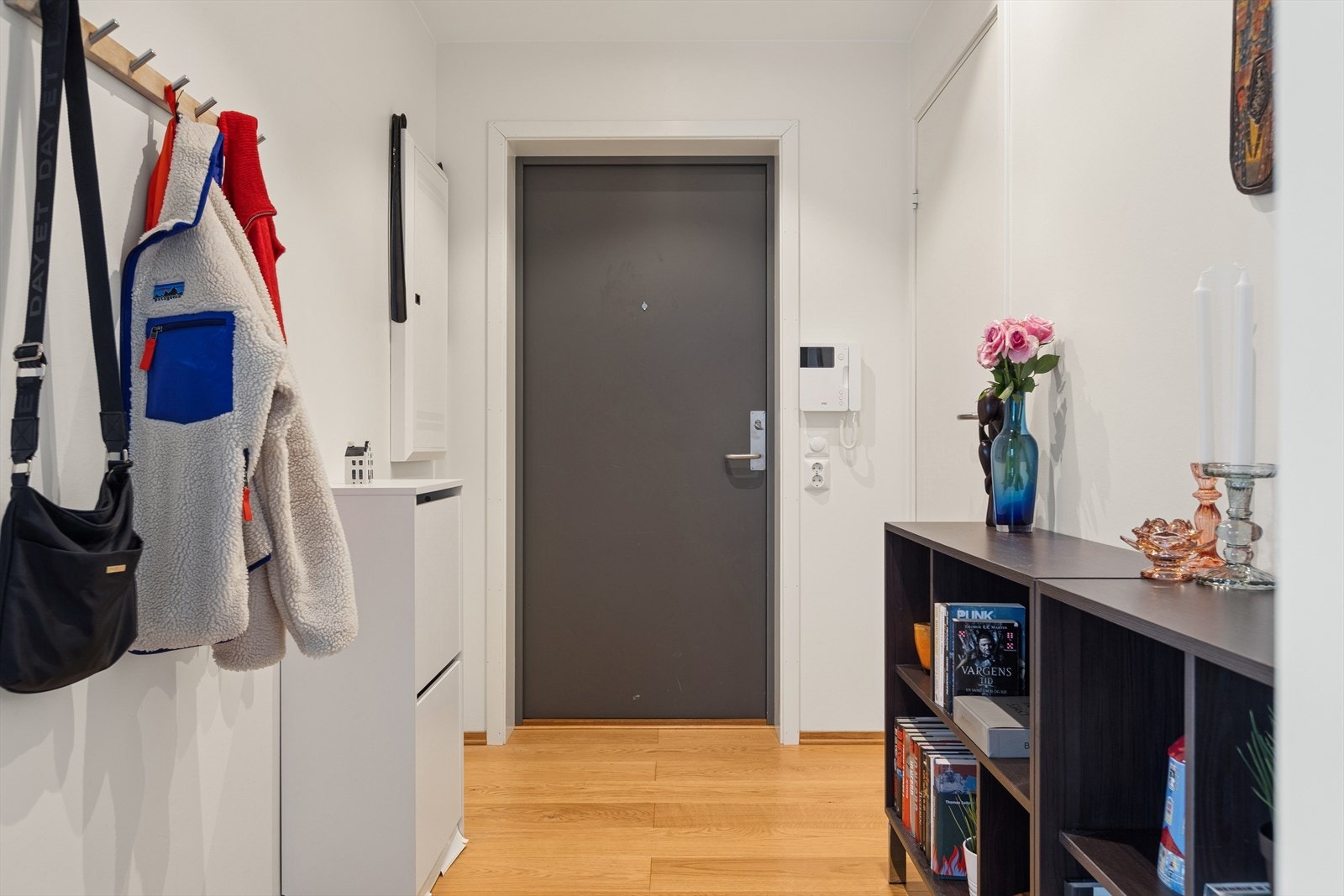 Gangen er på 4,1 kvm og har blant annet porttelefon med video. Galleribilde