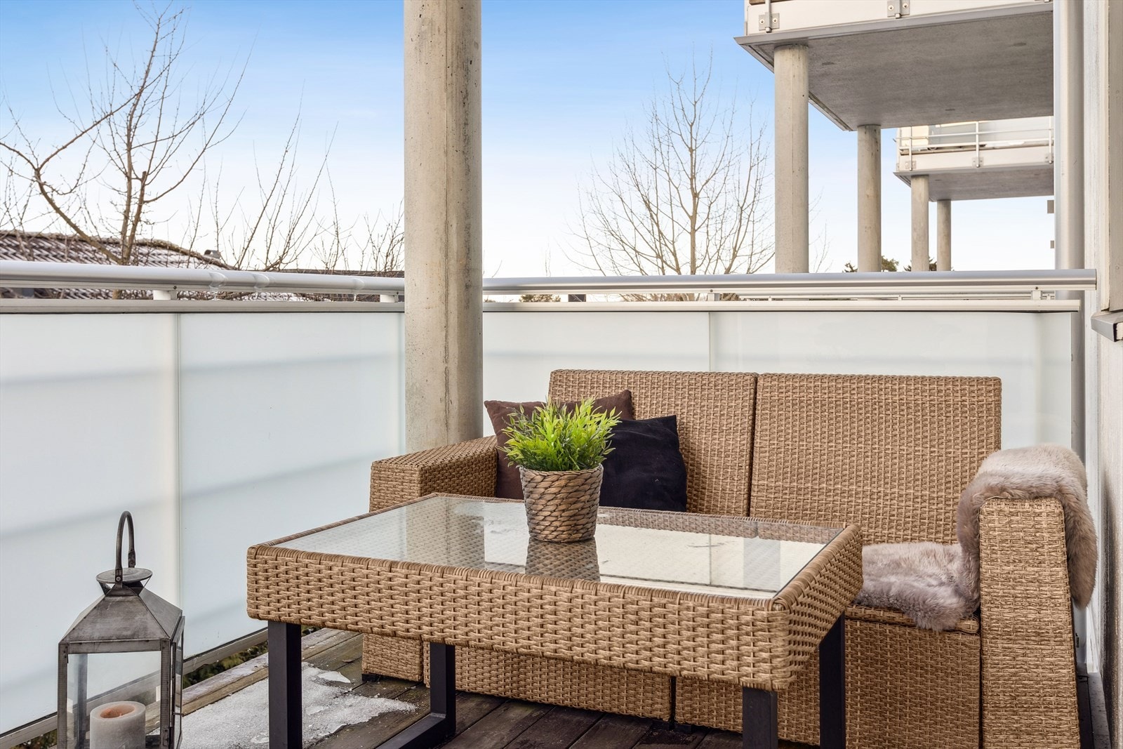 Overbygget på verandaen gir skjerming og gjør at man kan bruke verandaen selv om det regner litt. Galleribilde