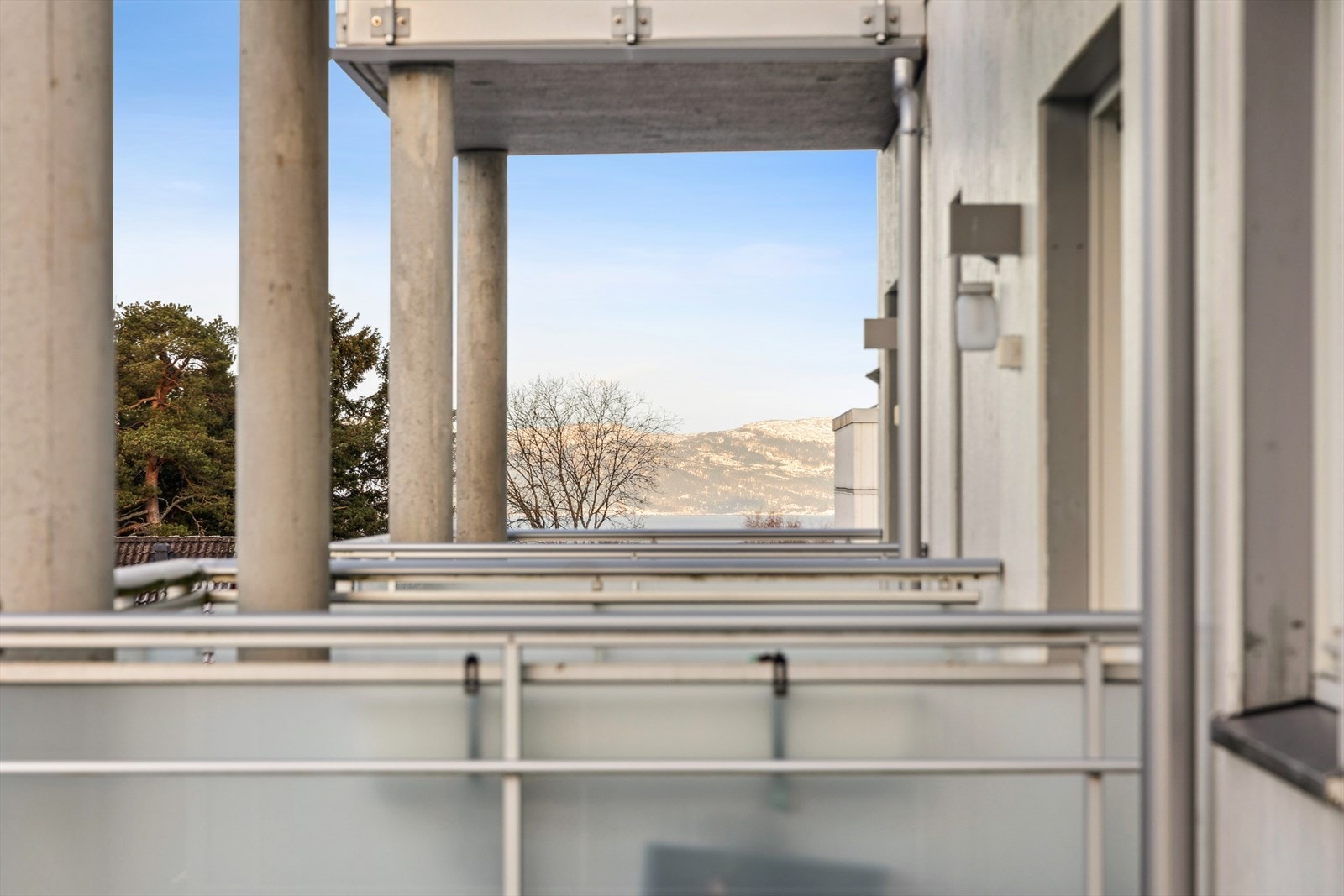 Fjordgløtt med Fosenalpene i bakgrunnen. Galleribilde