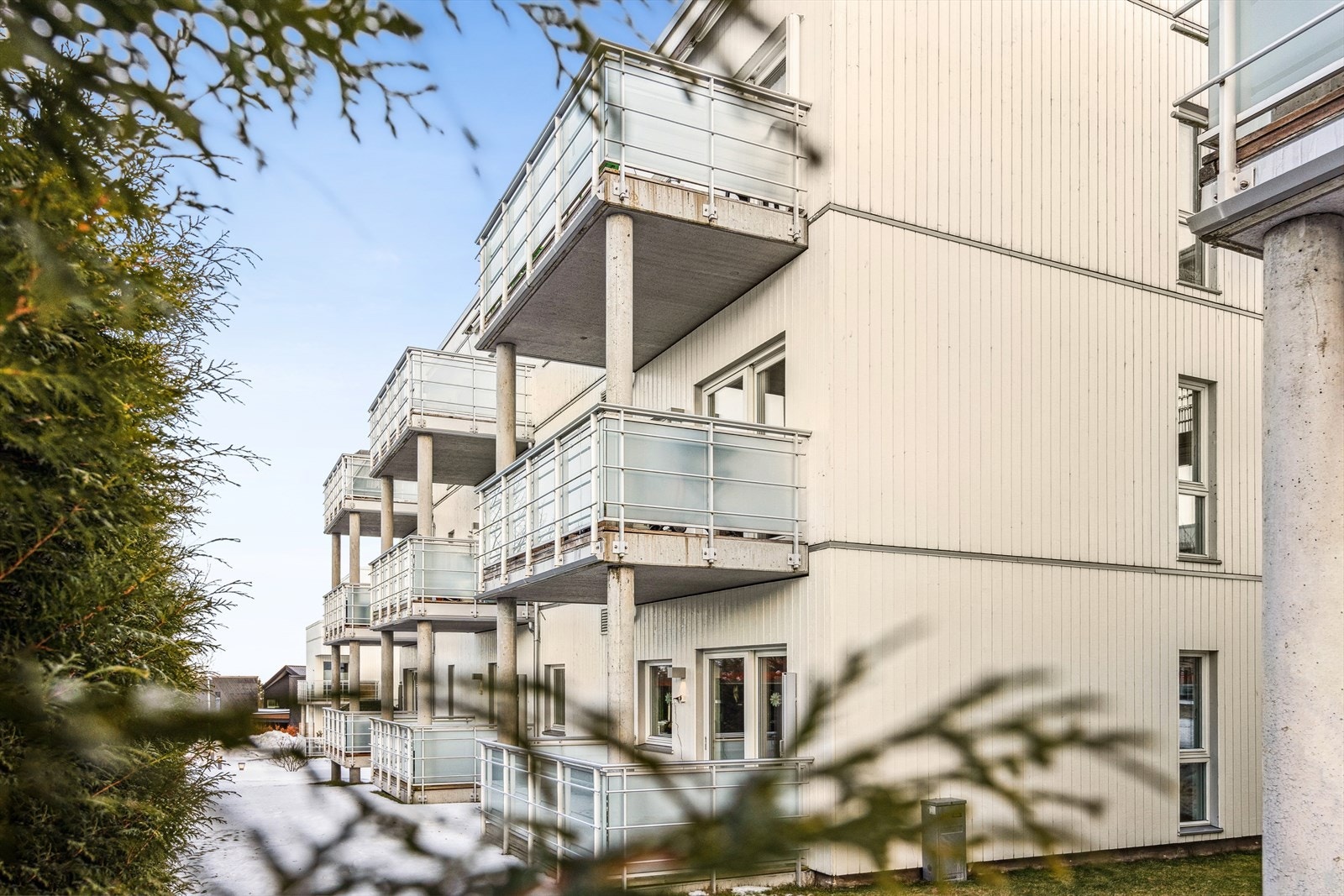 Hjørneleilighet som ligger i 2. etasje og har en solrik veranda vendt mot sør og vest. Galleribilde