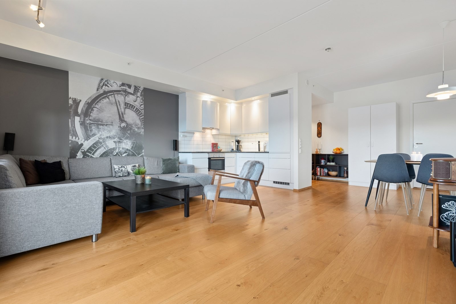 Kjøkkeninnredningen har alle hvitevarer integrert og disse medfølger i handelen. Galleribilde