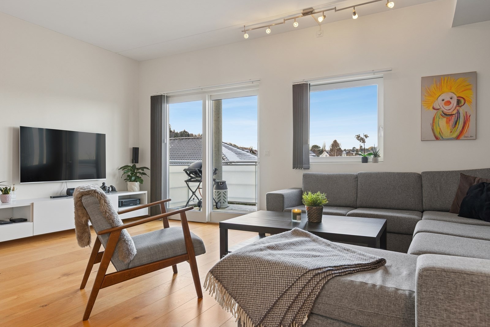 Ekstra god takhøyde og godt lysinnslipp sørger for en luftig og lys atmosfære. Galleribilde