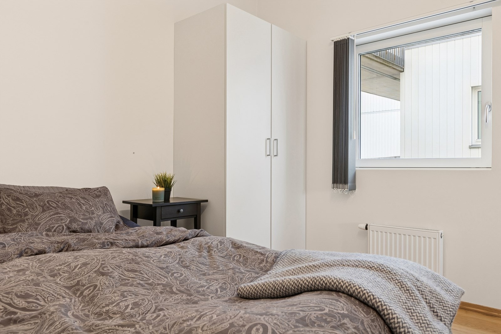 Ingen biltrafikk utenfor soveromsvinduet. Galleribilde