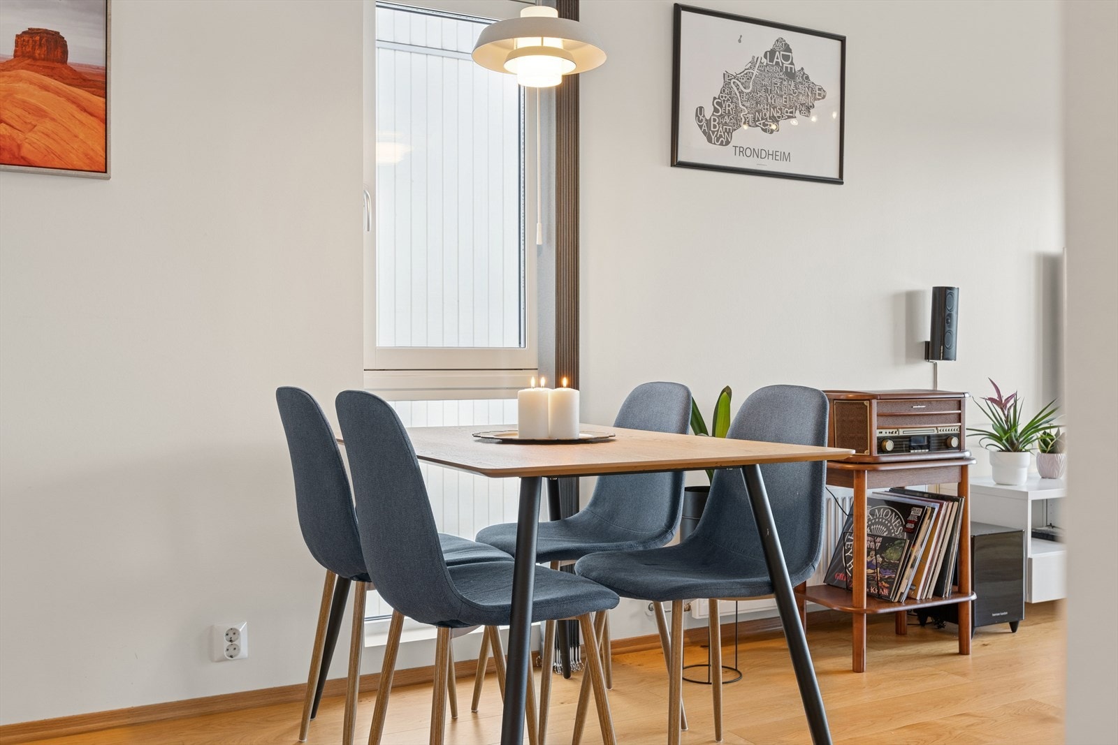 Stuens areal gir rom for både spise- og sittegruppe. Galleribilde