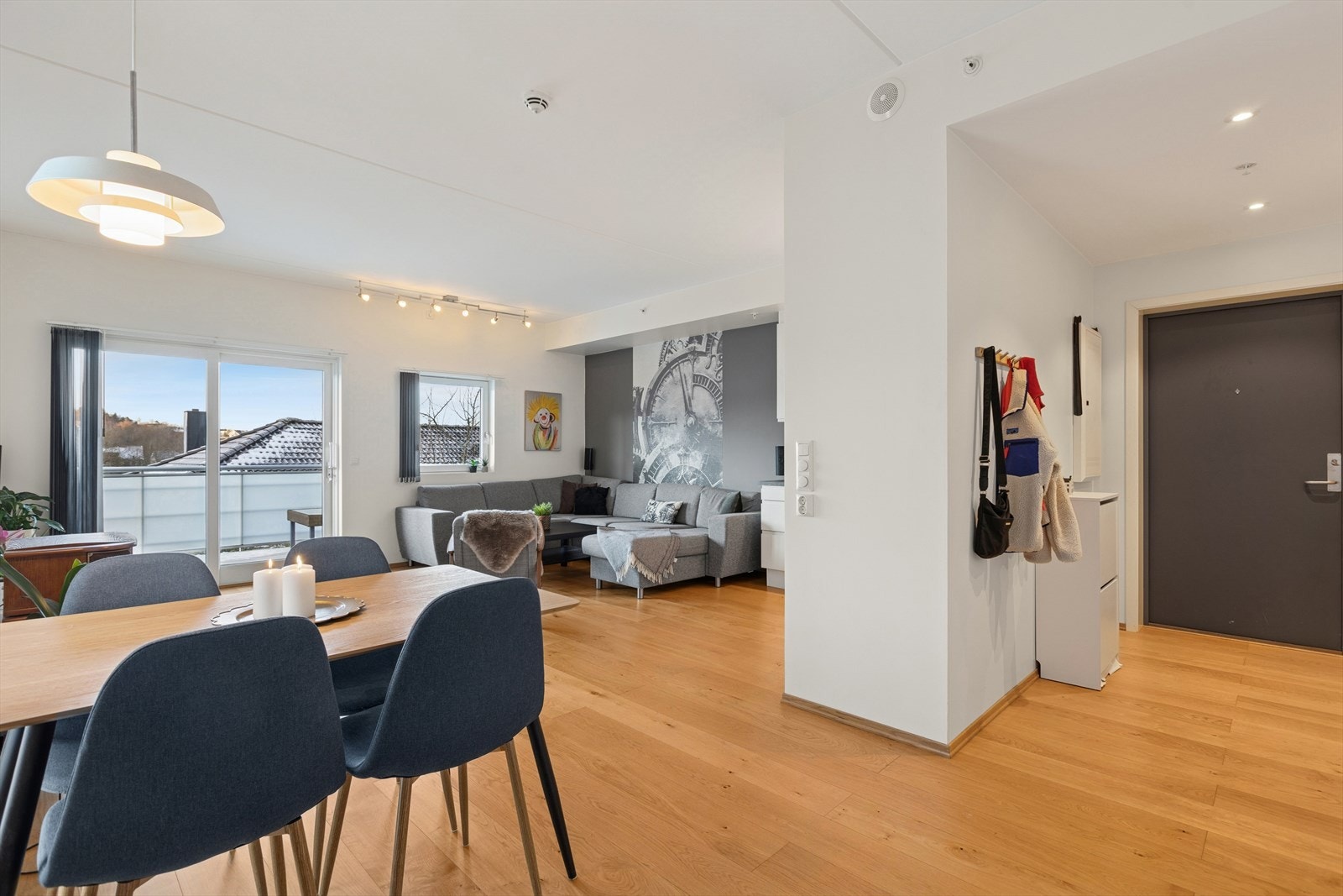 Leiligheten ligger i byggets 2. etasje og har adkomst via både trapper og heis. Galleribilde