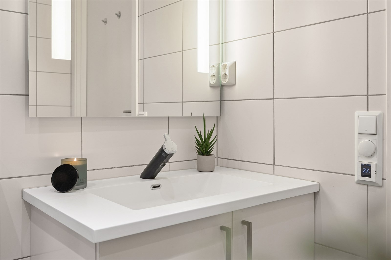 Delikat og helfliset bad med varmekabler i gulvet. Galleribilde