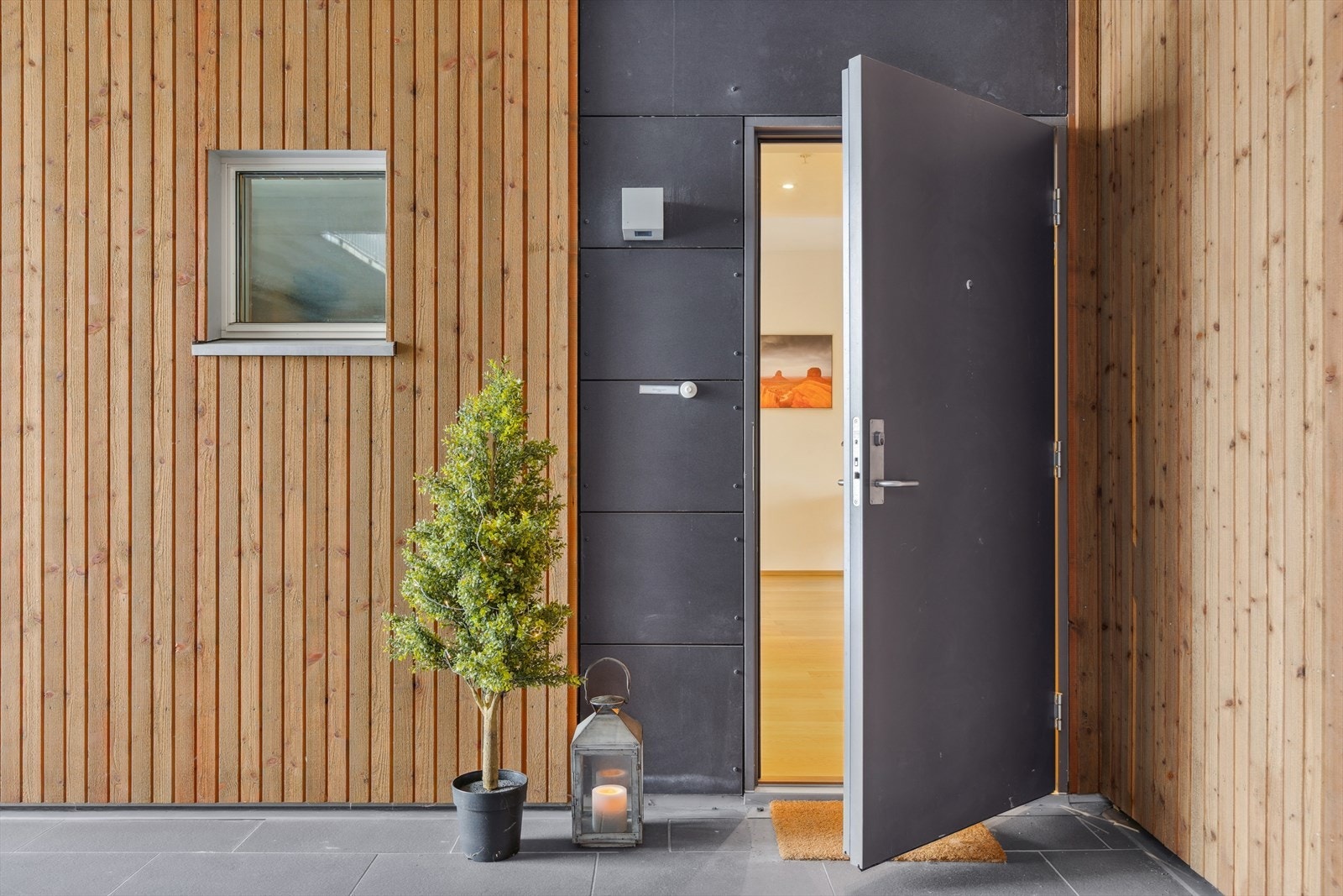 Inngangspartiet til leiligheten er overbygget og skjermet. Galleribilde