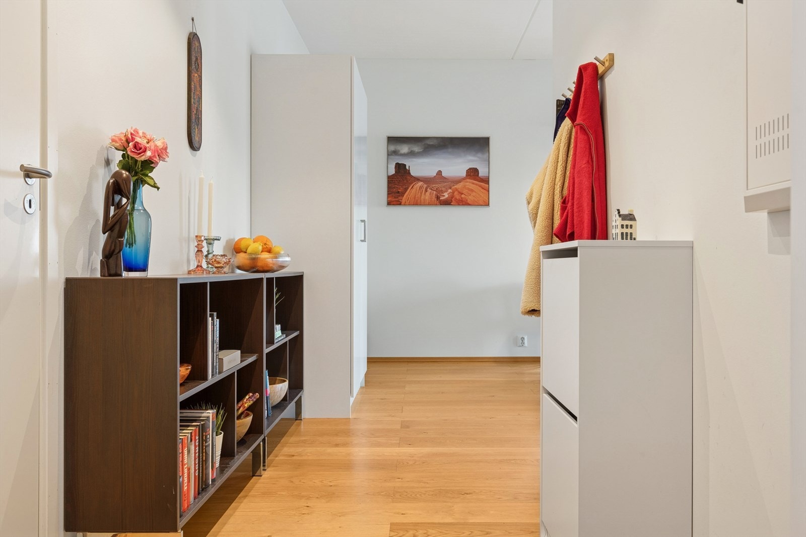 Lyse og luftige overflater går igjen i hele leiligheten. Galleribilde