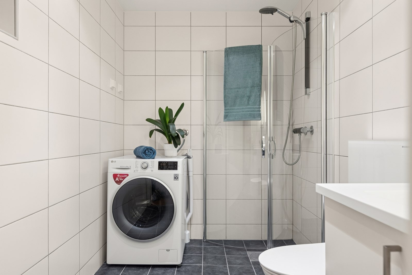 Det er opplegg for både vaskemaskin og tørketrommel på badet. Galleribilde