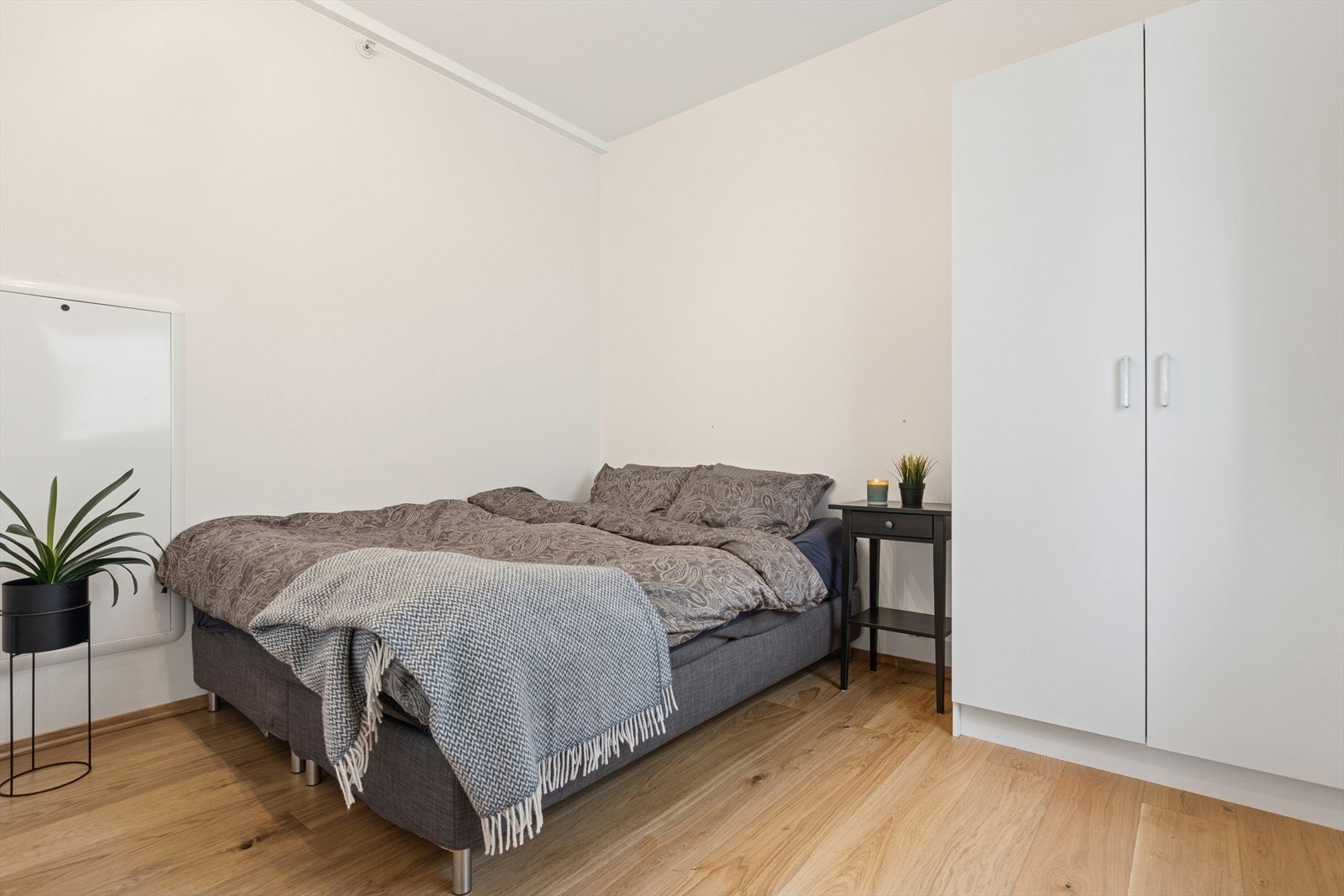 Garderobeskap medfølger i handelen. Galleribilde