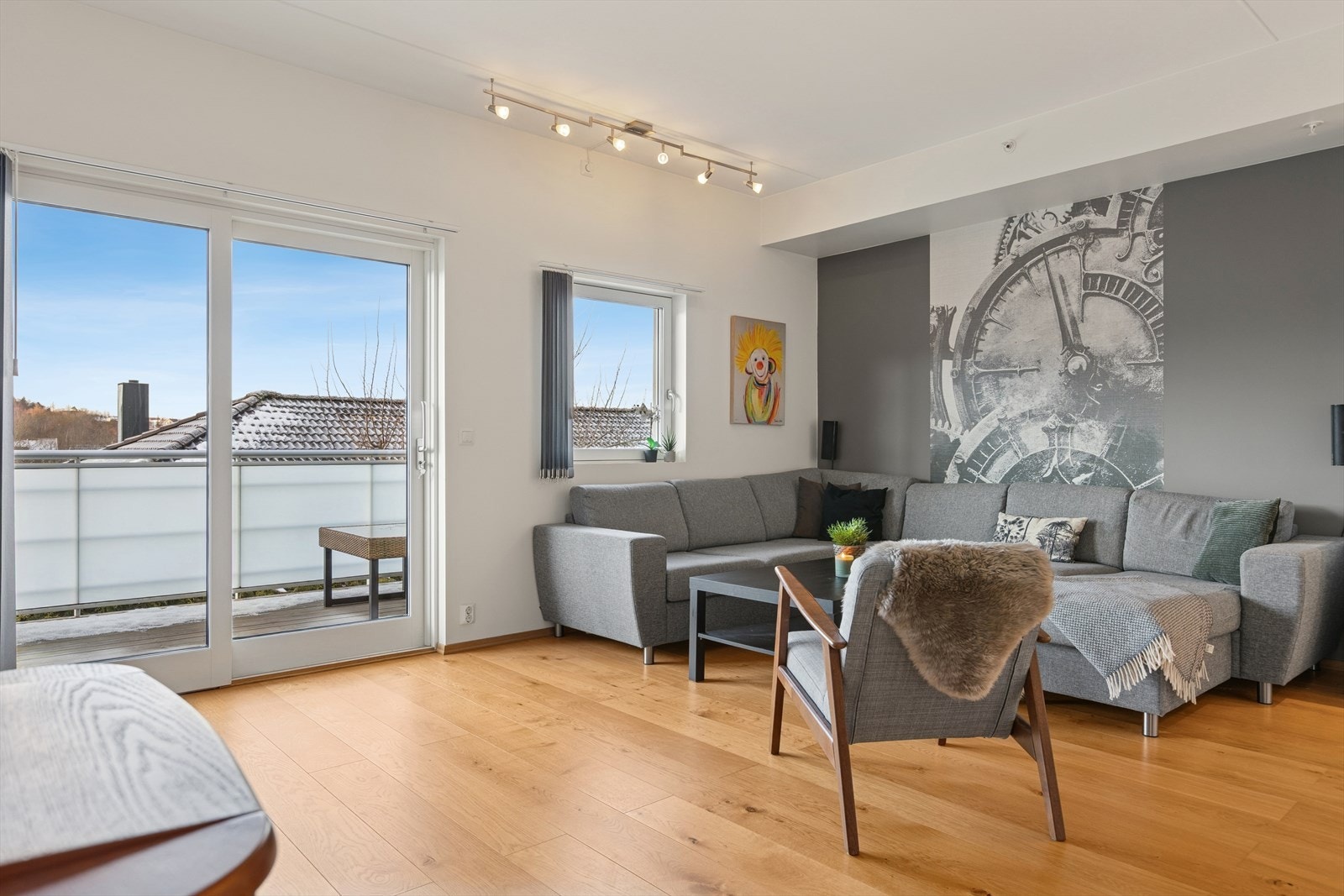 Når den store skyvedøren ut mot verandaen åpnes "forlenges" stuen". Galleribilde