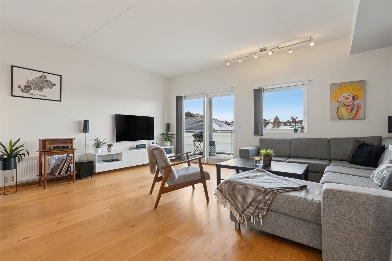 Leiligheten oppvarmes via fjernvarme, noe som er både økonomisk og allergivennlig. Galleribilde