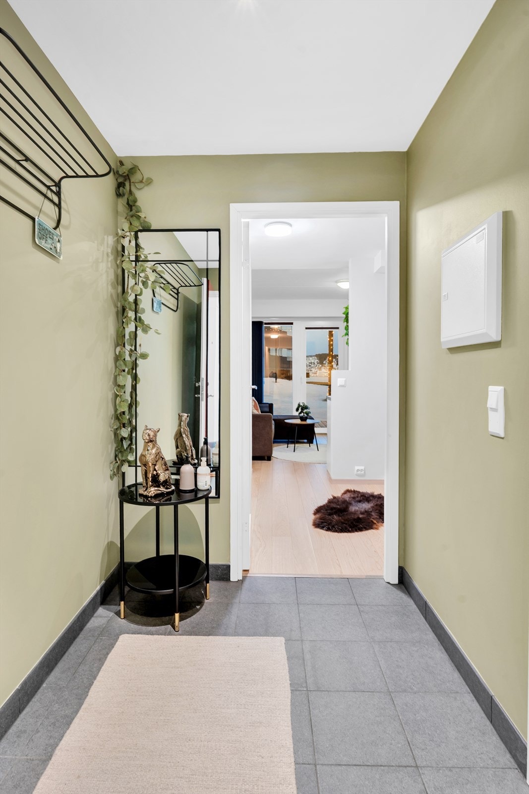 Velkommen inn! Flislagt entre med gulvvarme og lekre fargevalg. Galleribilde