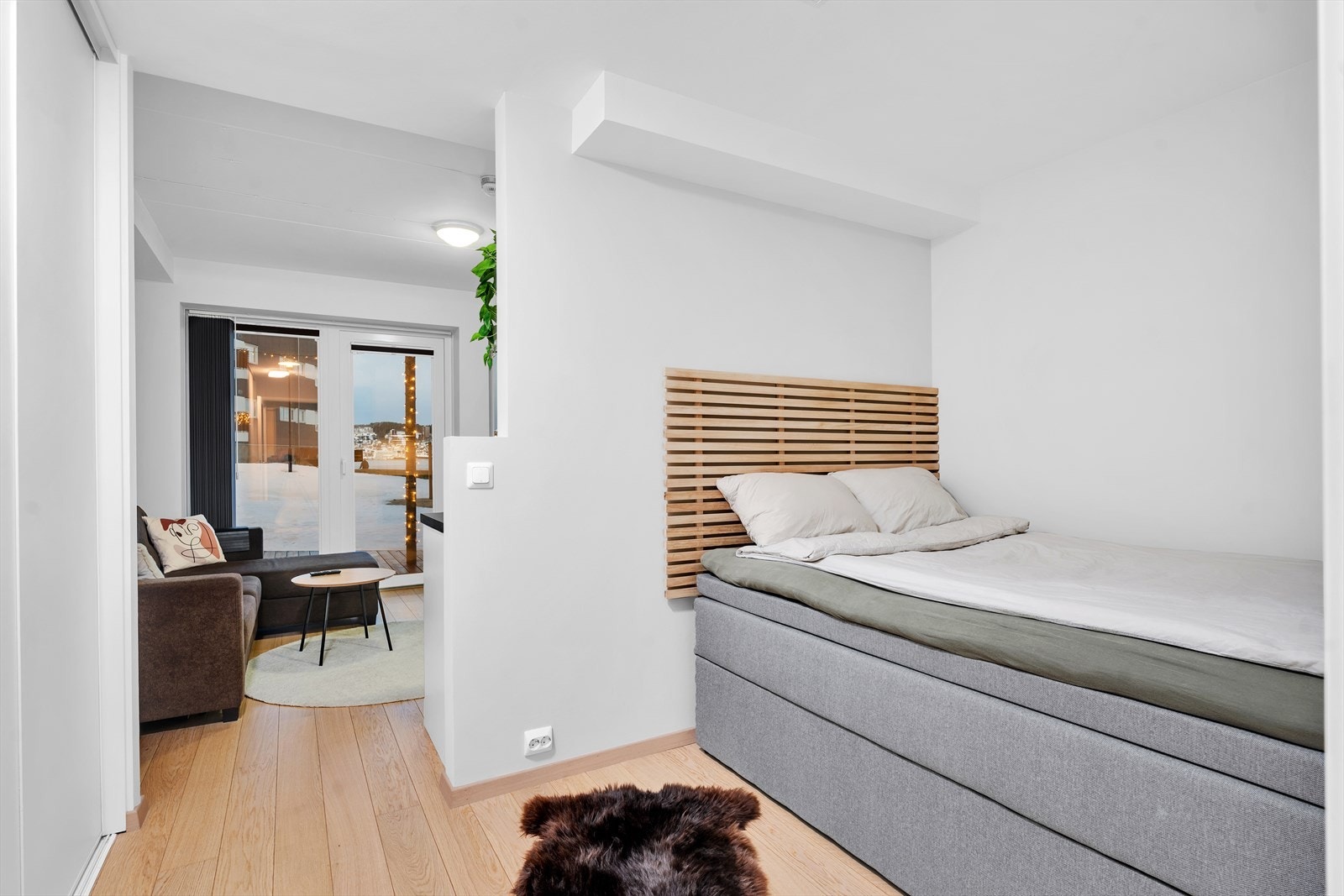 Soveplass delvis adskilt fra stue/kjøkken. Galleribilde