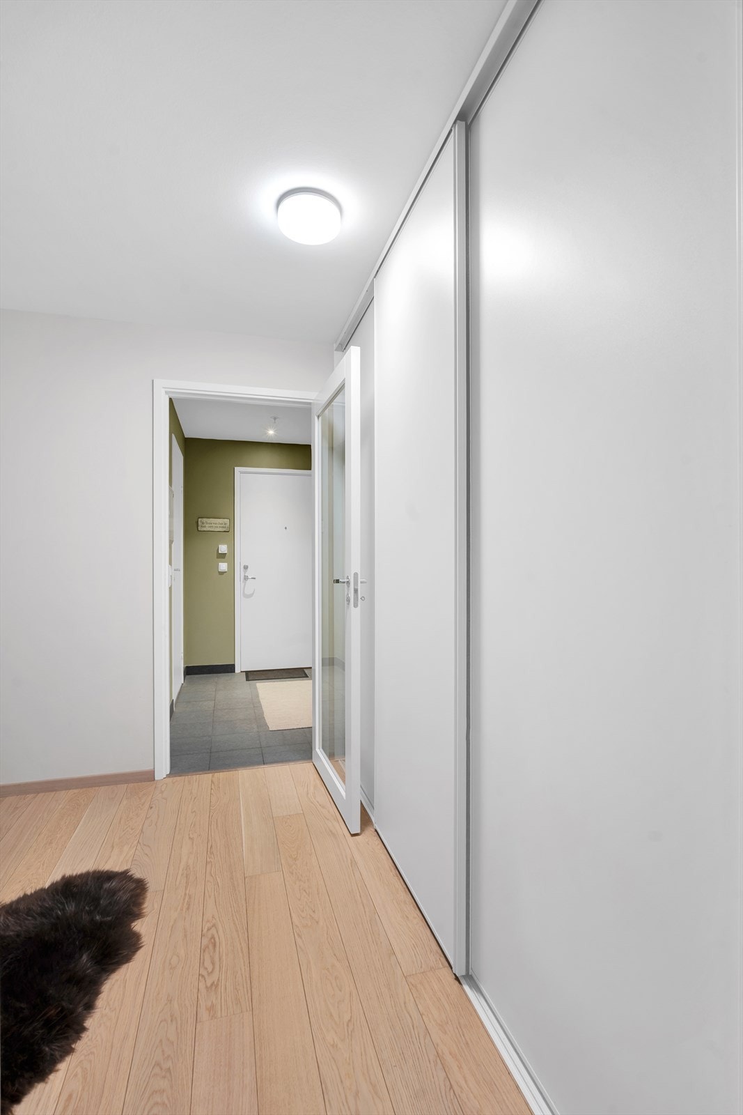 Boligen byr på rikelig oppbevaringsplass i romslig skyvedørsgarderobe. Galleribilde