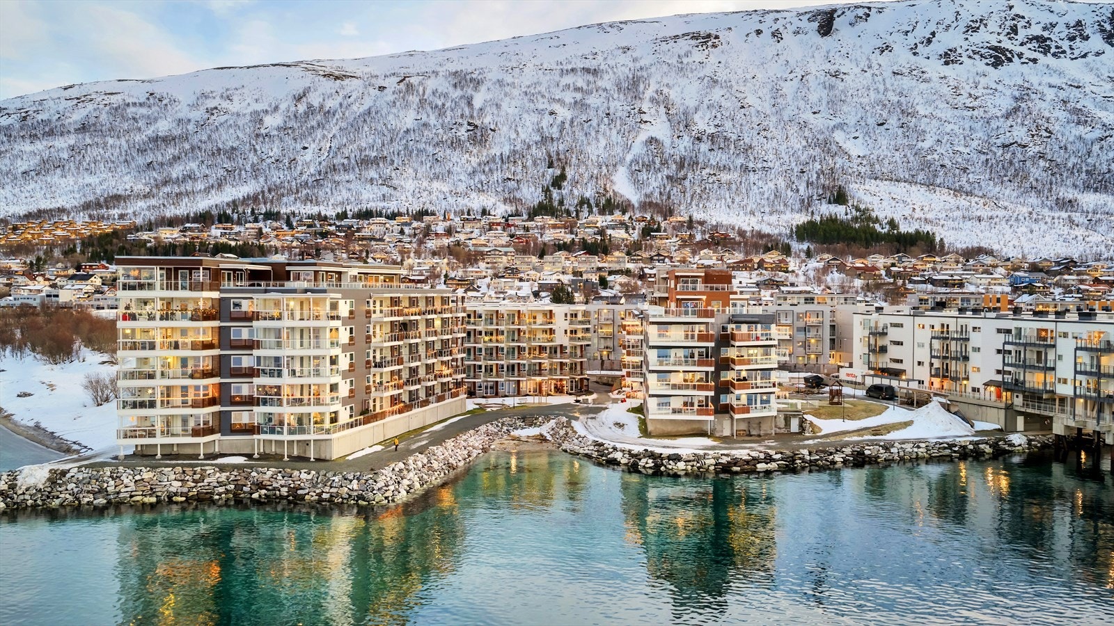 Leiligheten befinner seg på populære Tomasjordnes. Her har du matbutikk, treningssenter, tur- og rekreasjonsområder og mye mer innenfor gangavstand. Galleribilde