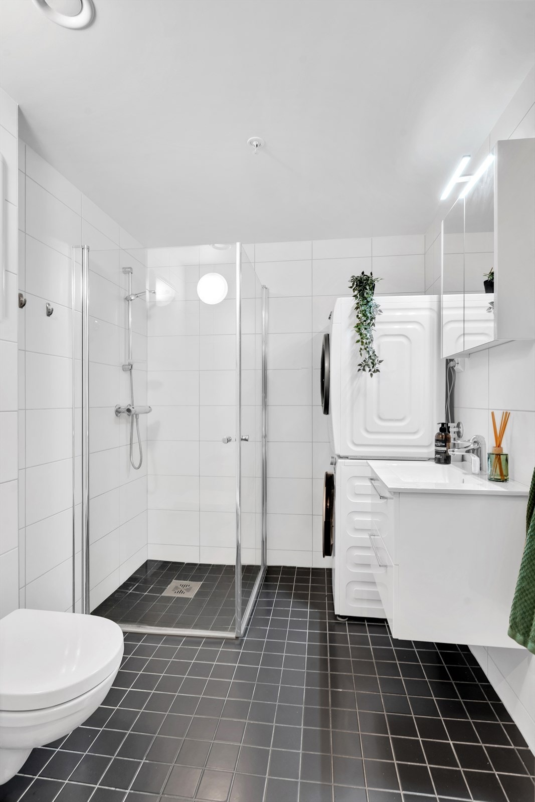 Lekkert, komplett flislagt bad med moderne og praktiske innredninger. Galleribilde