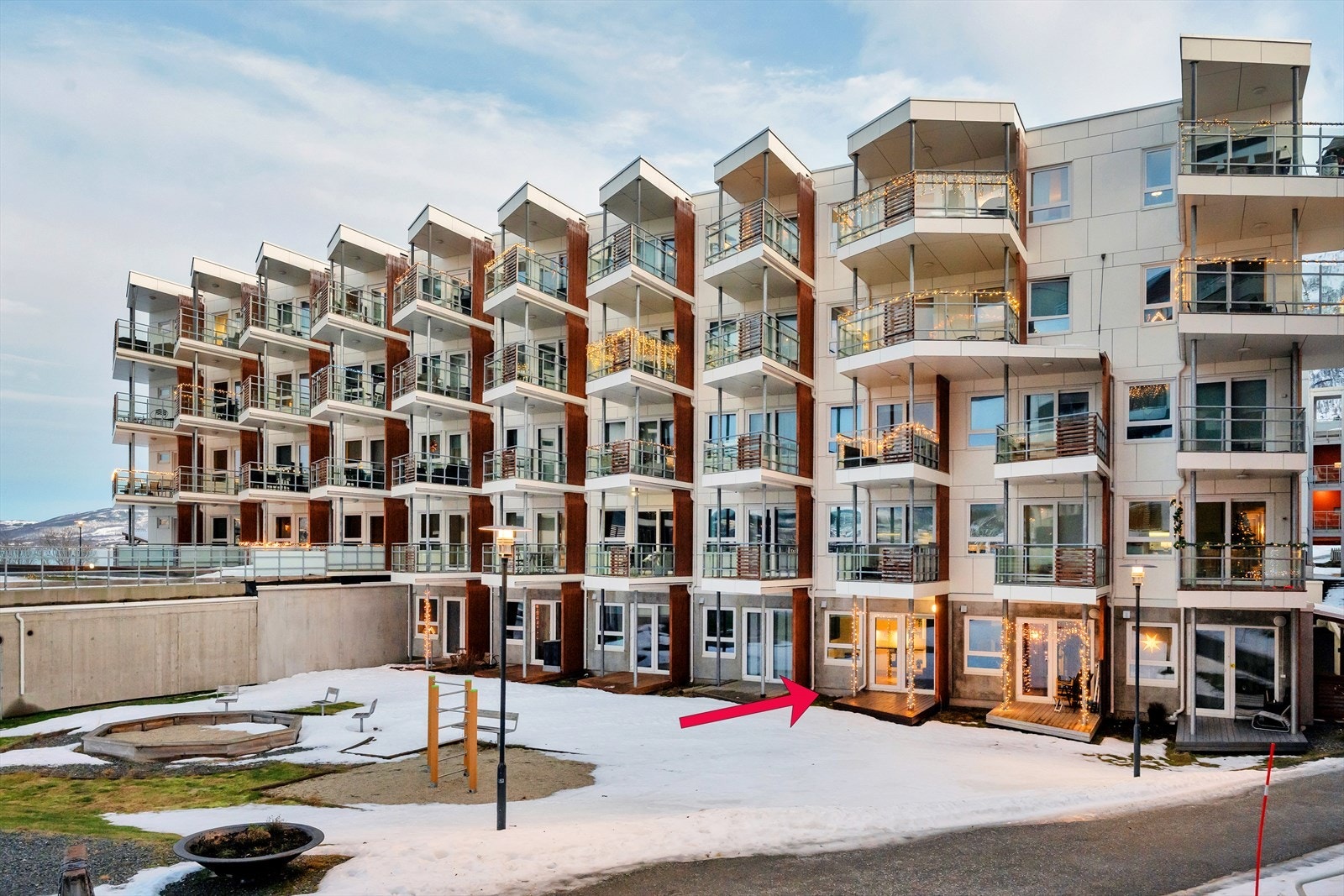 Leiligheten befinner seg i første etasje, vendt mot vest. Galleribilde