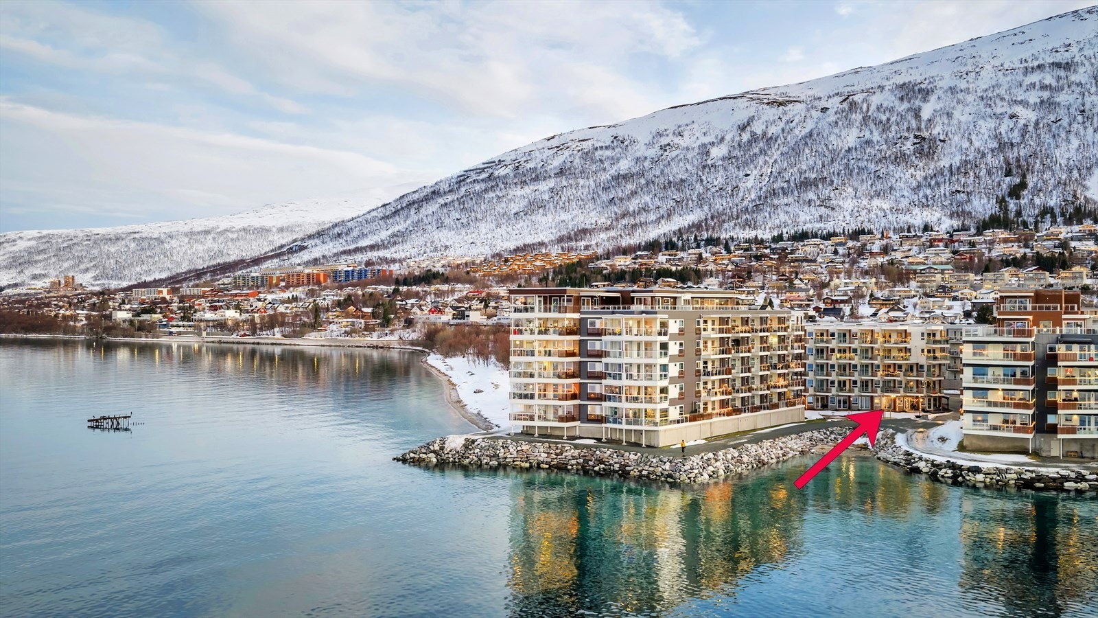 Leiligheten er del av Sameiet Sjøparken, et veldrevet sameie bestående av 49 eierseksjoner og 1 næringsseksjon. Galleribilde