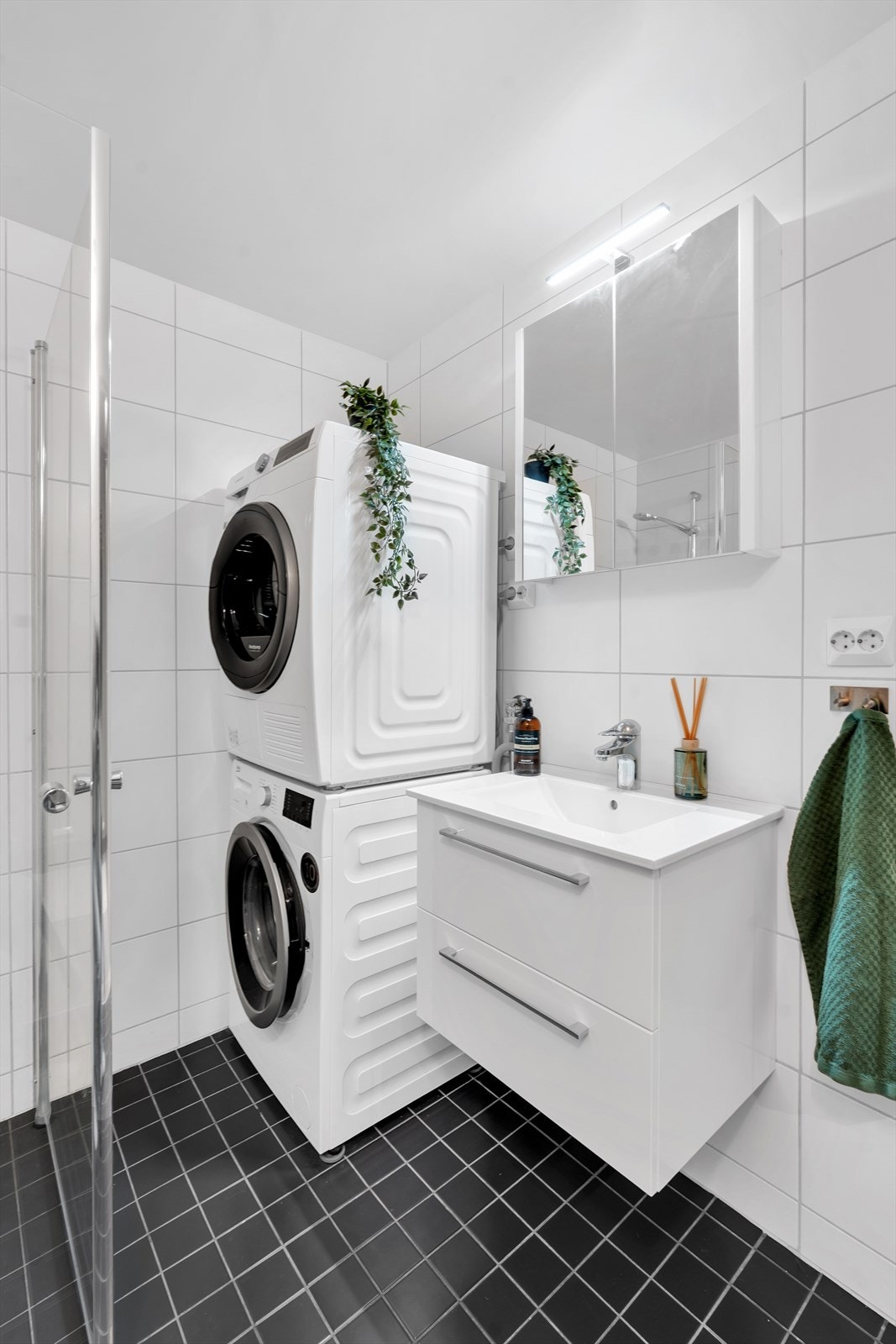 Her har du plass til både vaskemaskin og tørketrommel. Galleribilde