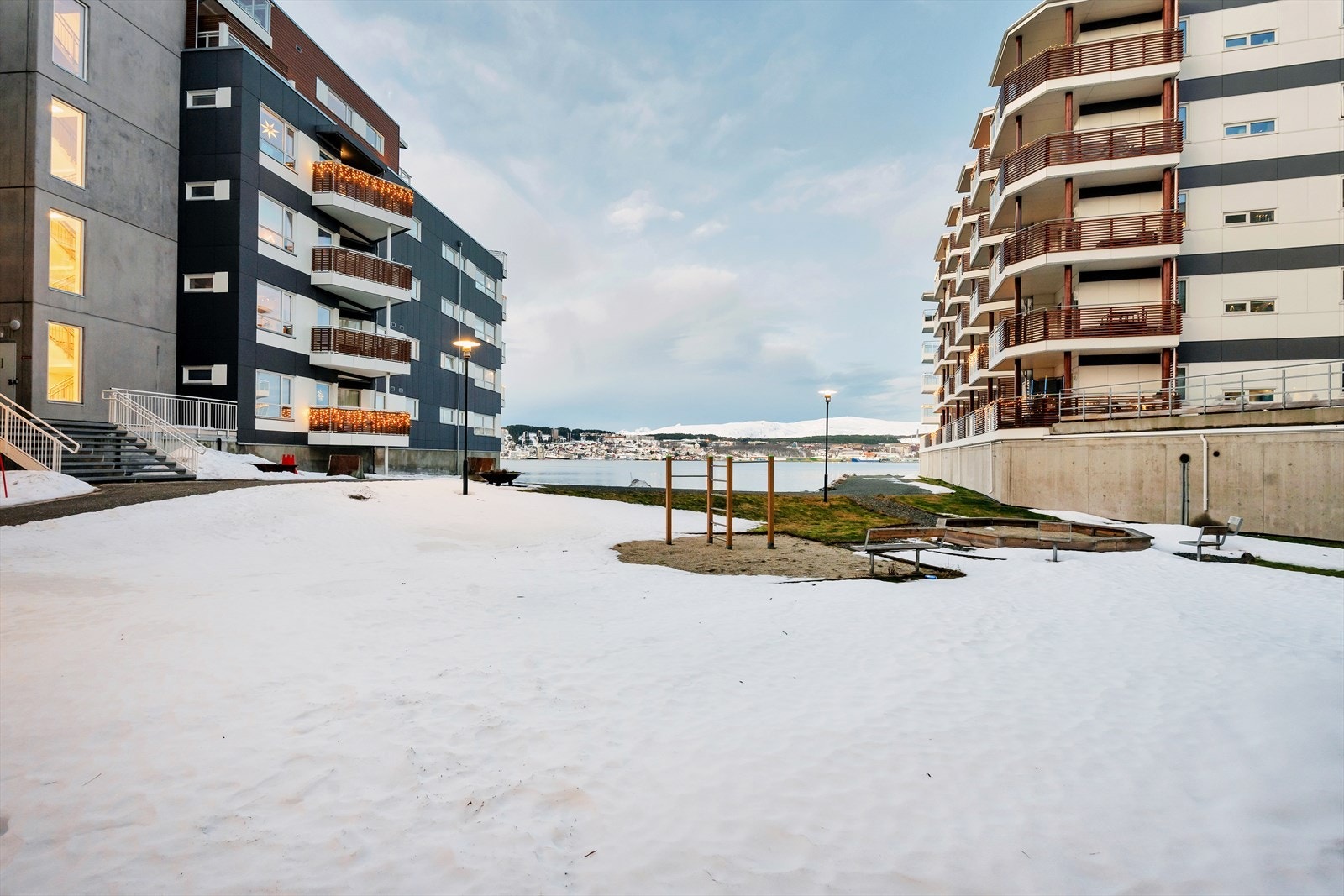 Her har du utsikt over fellesområdet samt litt fjordgløtt. Galleribilde