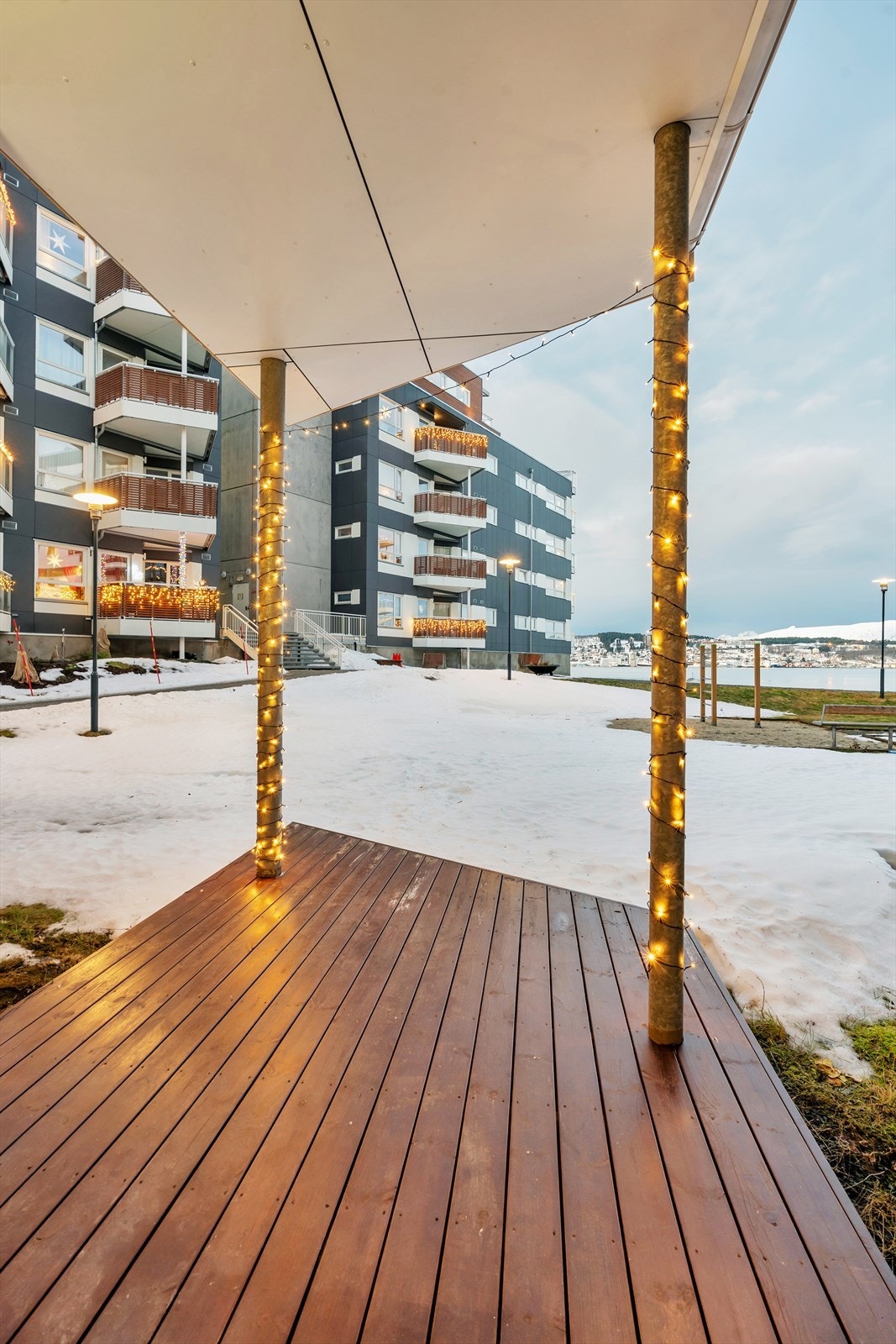 Utgang fra stue til en flott takoverbygd terrasse med plass til ønsket utemøblement. Galleribilde