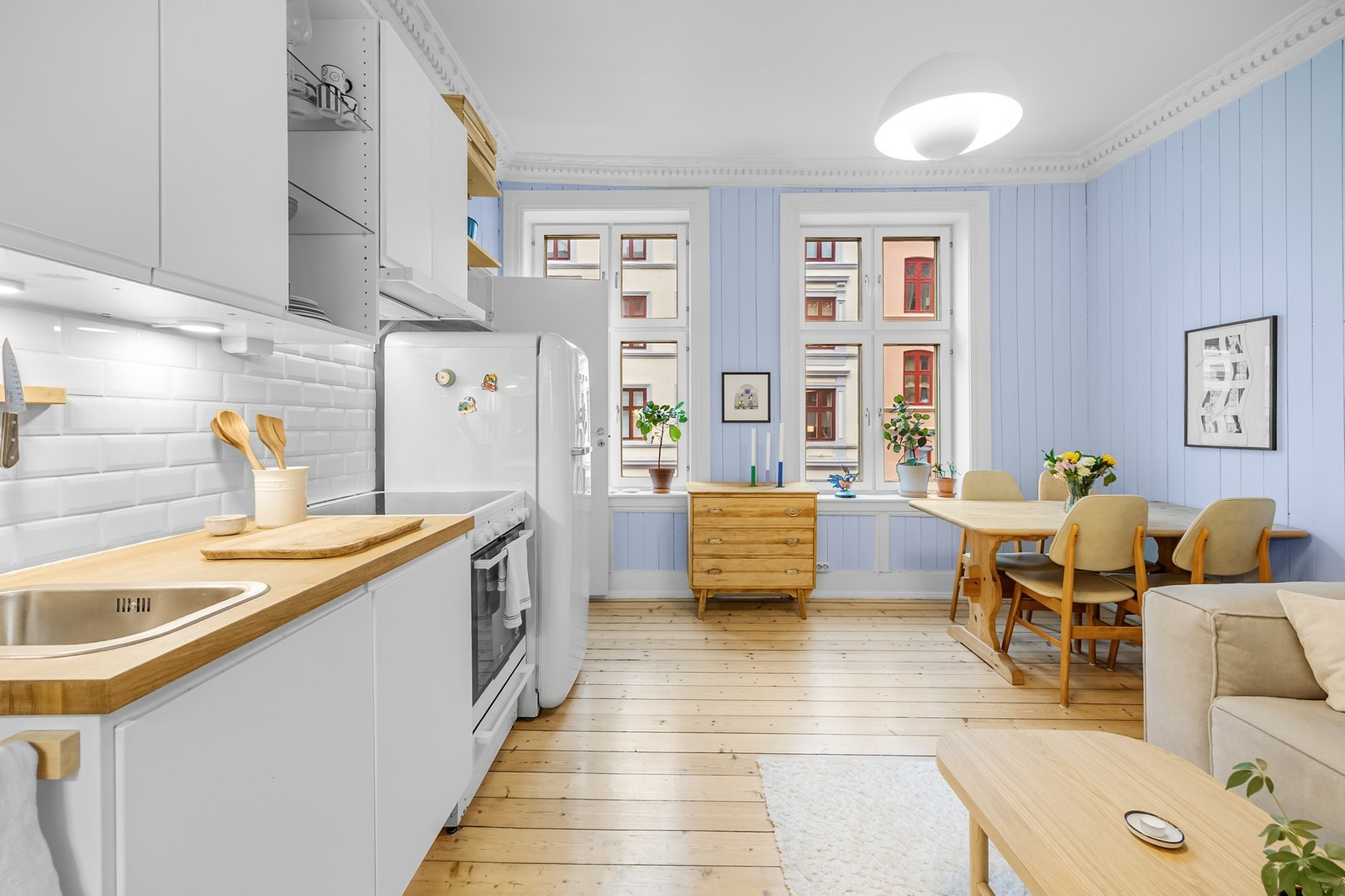 Godt med naturlig lysinnslipp fra store vindusflater. Galleribilde