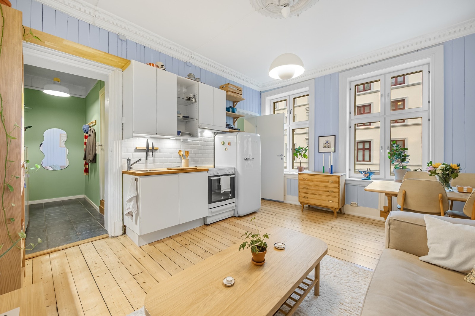 innredet med hvite grepsfrie fronter, overskap med belysning og fliser på vegg. Galleribilde