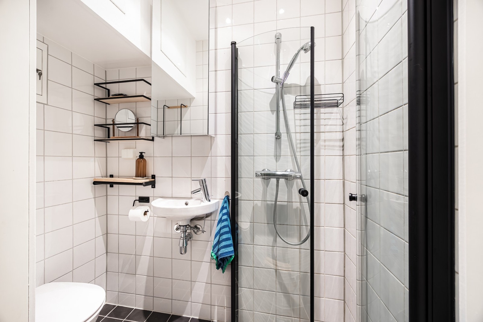 Pent flislagt bad med varmekabler, dusjnisje, veggmontert servant. Galleribilde