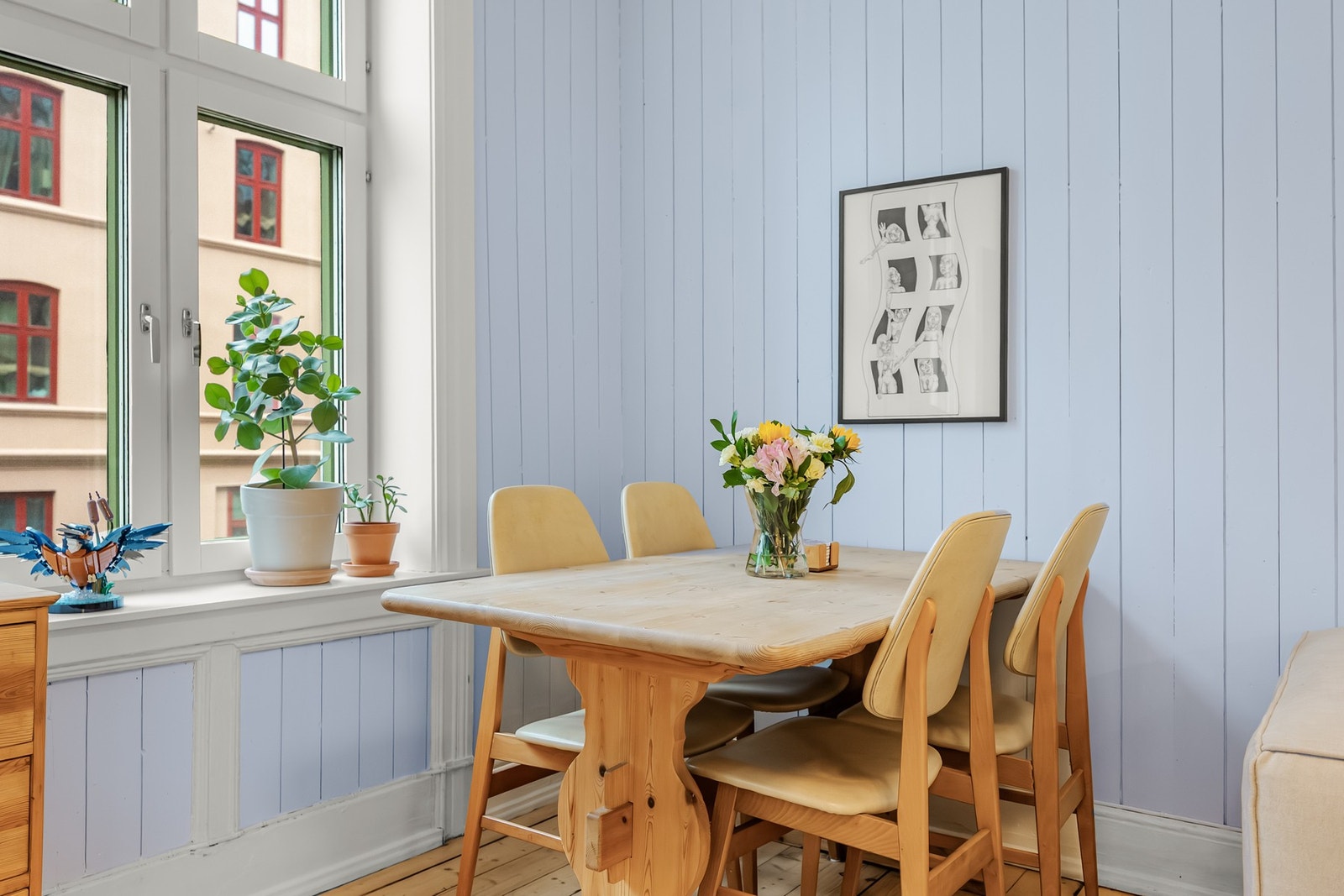 Stuens romløsning åpner også for separat spisestuebord Galleribilde