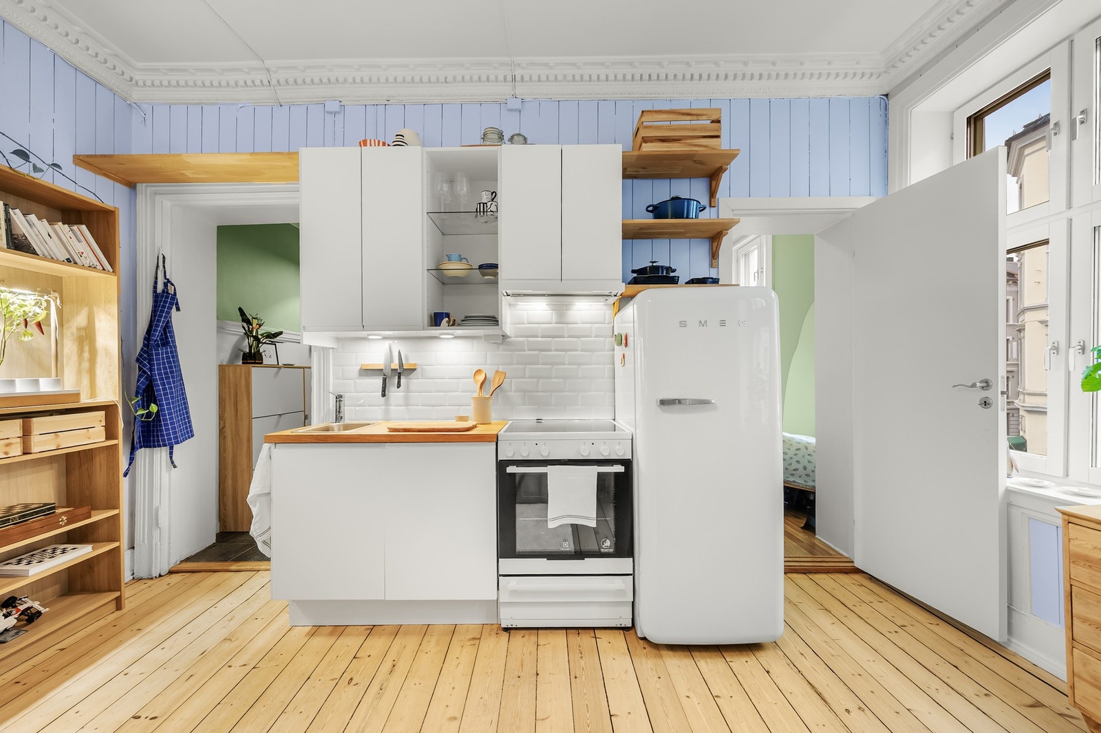 Integrert oppvaskmaskin og avtrekksvifte med kullfilter fra Whirlpool/Ikea i overskap. Opplegg for både komfyr og kjøl/frys. Galleribilde