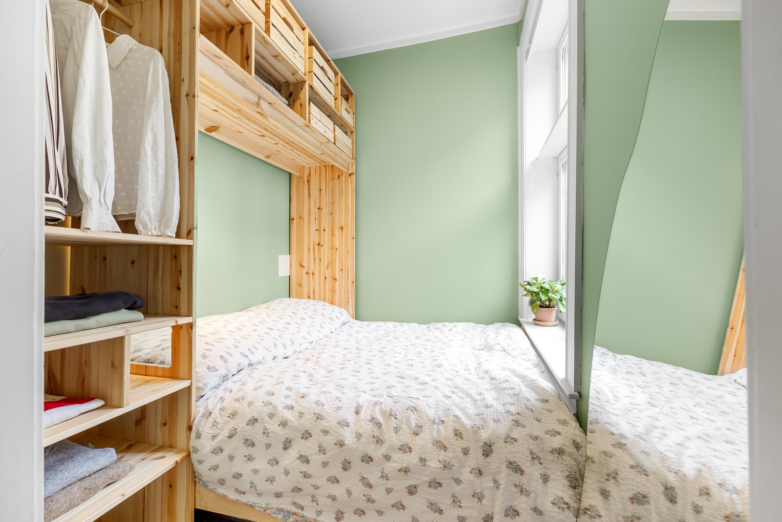 Lyst og praktisk soverom med flere smarte løsninger. Her er det plassbygget seng. Galleribilde