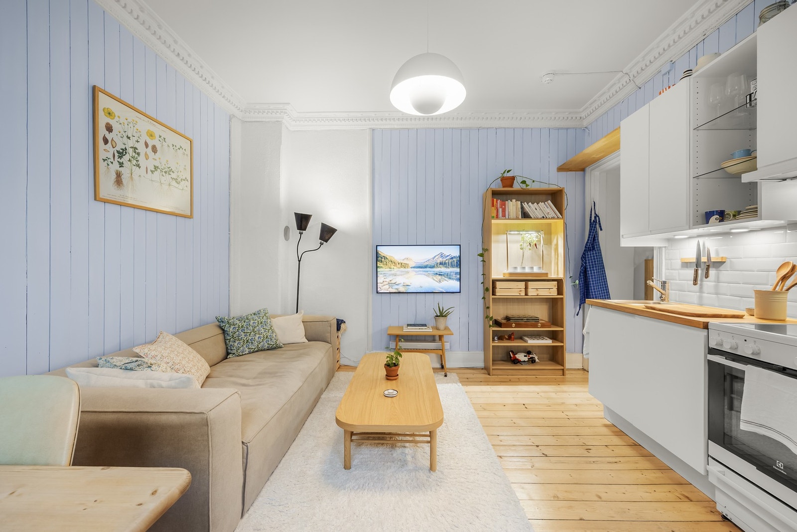 Kjøkkenet er i en åpen og sosial løsning til stuen og er innredet med lyse fronter Galleribilde