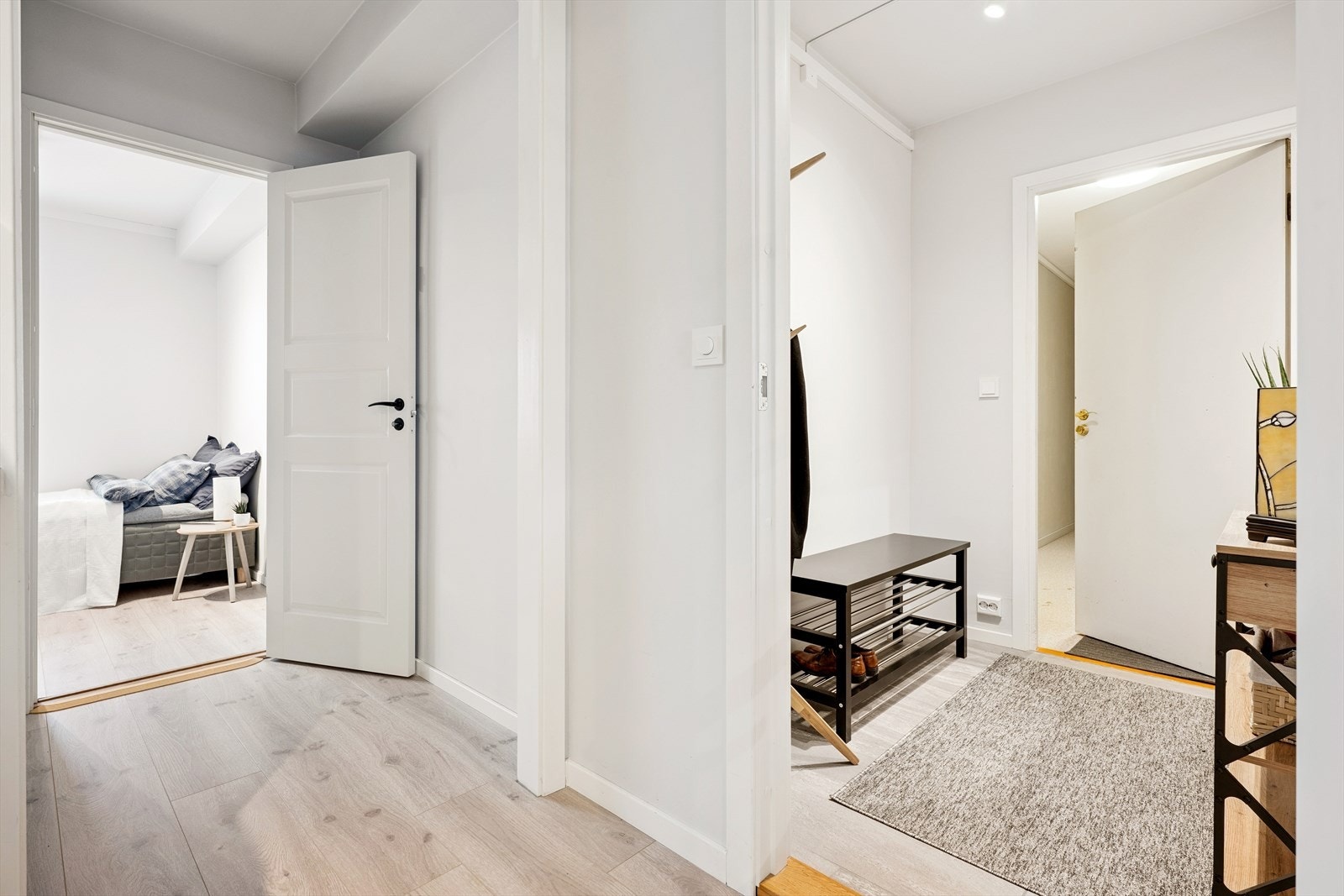 Entréen er utvidet fra original planløsning og gir adkomst til leilighetens øvrige rom. Galleribilde