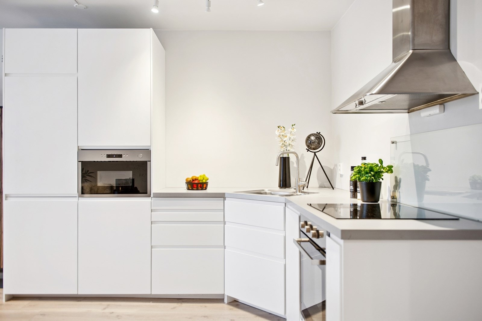 Kjøkkeninnredningen har glatte fronter og en laminert benkeplate med nedfelt kum. Galleribilde