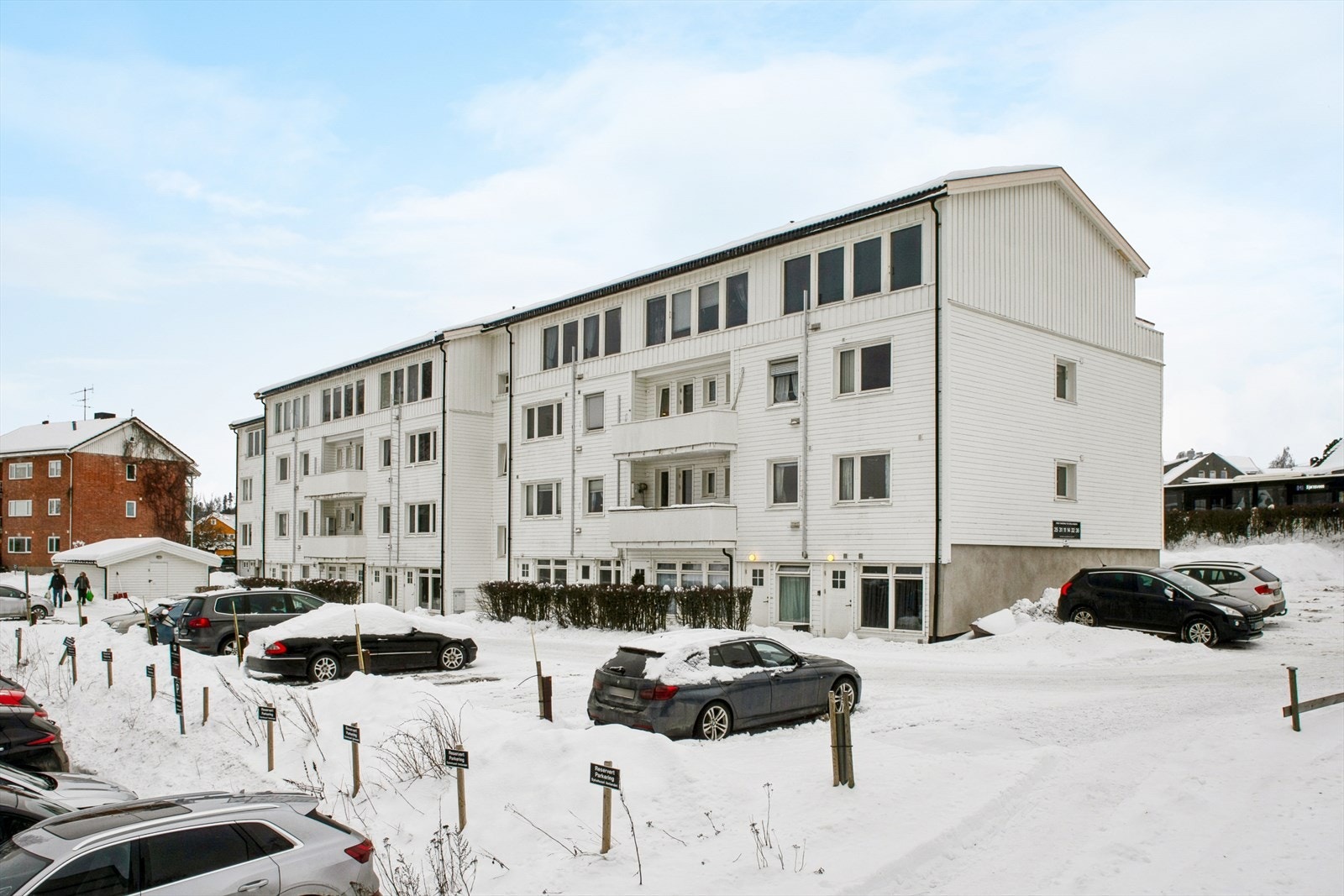 Bygningen har liggende trekledning, og taket ble tekket om i regi av sameiet i 2022. Galleribilde