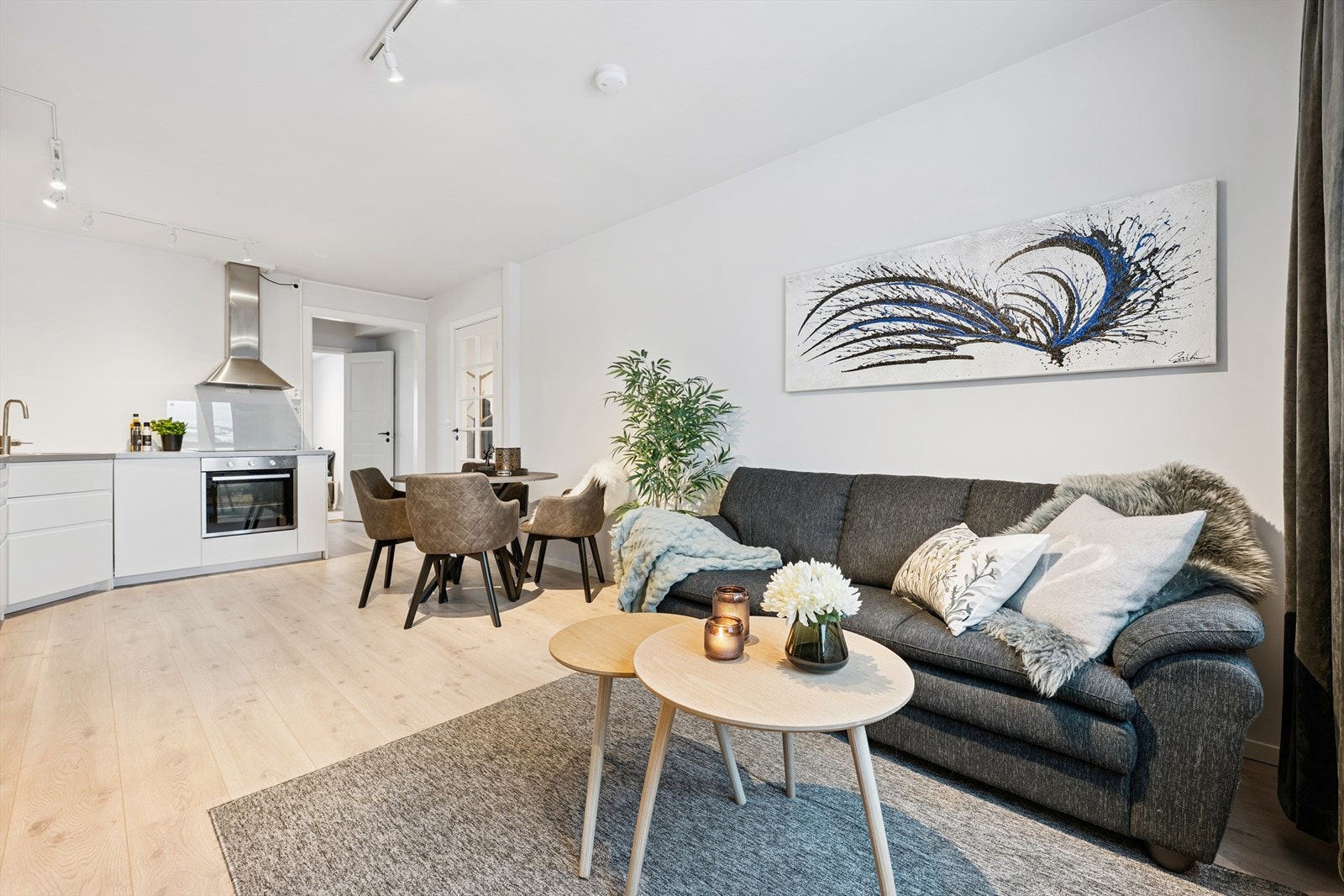 Gjennomgående laminatgulv og helsparklede, malte vegger fra 2022 gir et enhetlig inntrykk. Galleribilde