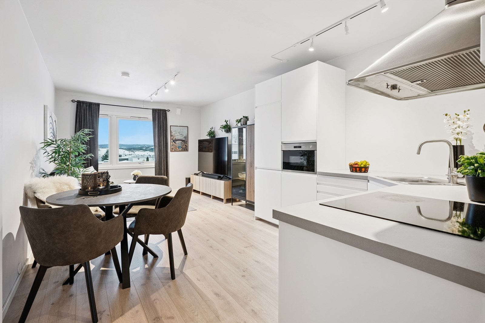 Kjøkkenet fra 2022 har en åpen løsning mot stuen og er utstyrt med integrerte hvitevarer. Galleribilde